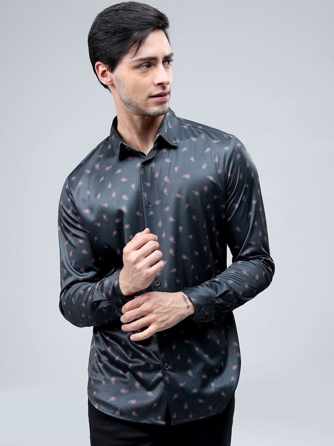 

HIGHLANDER Men Cutaway Collar Conversational Printed Slim Fit Casual Shirt, Black