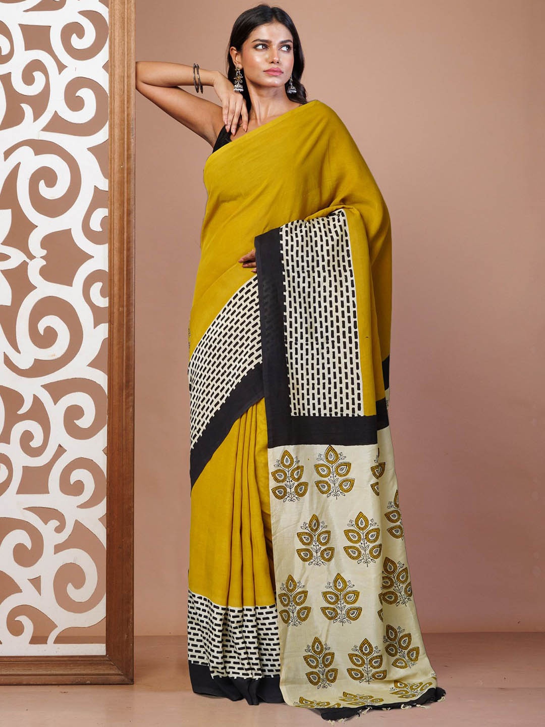 

Unnati Silks Art Silk Handloom Block Print Saree, Green