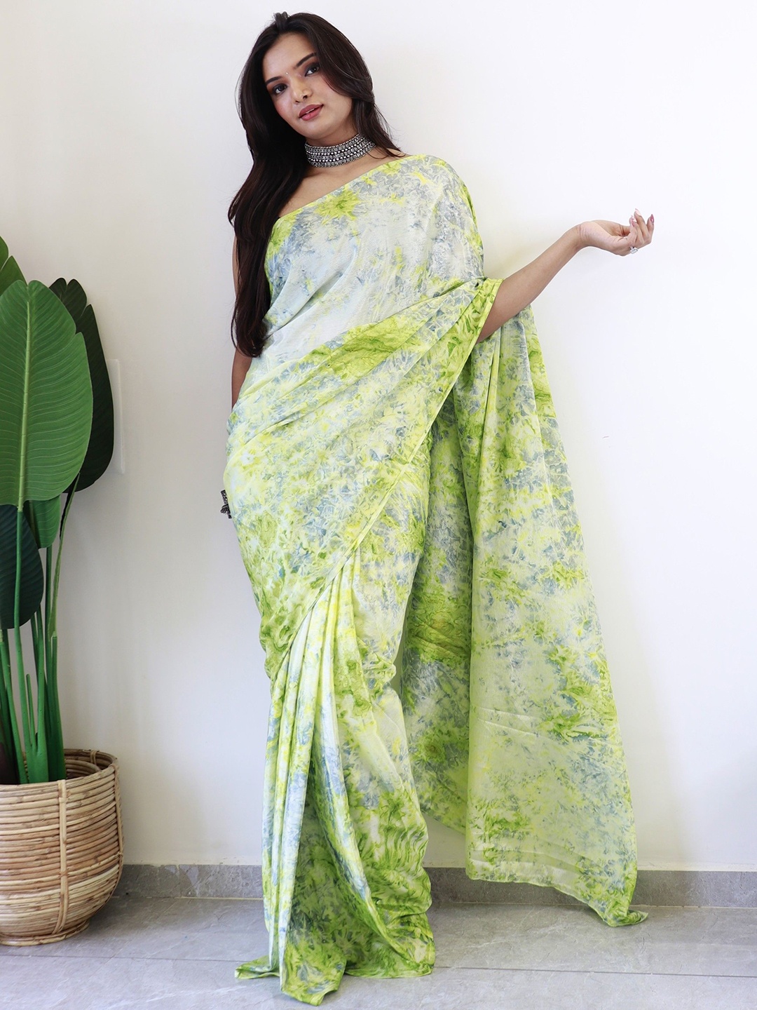 

Panzora Abstract Printed Ready to Wear Saree, Green