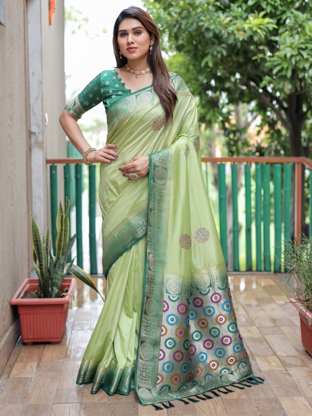 

Anaita Woven Design Pure Silk Saree, Green