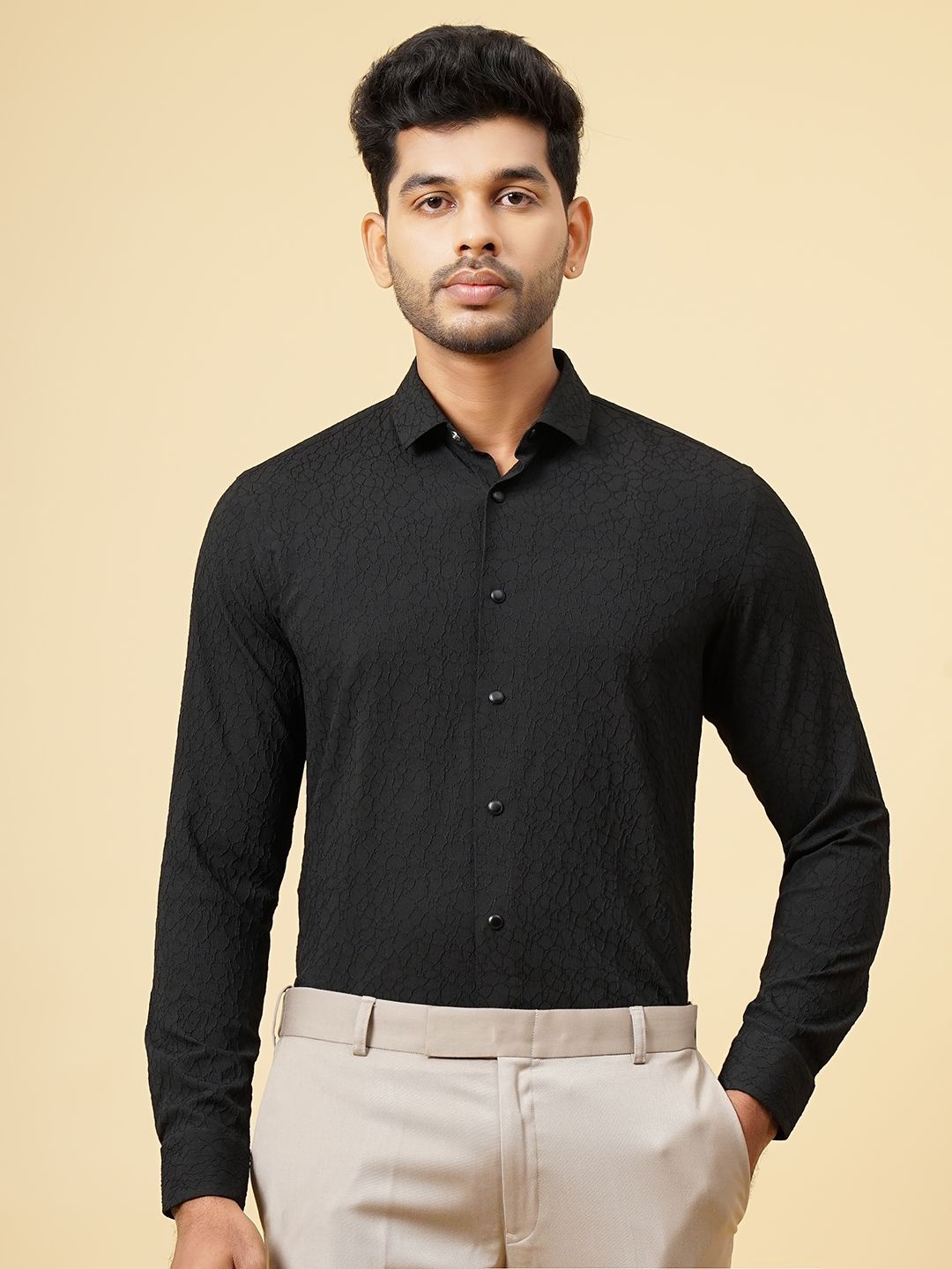 

JB STUDIO Men Cutaway Collar Textured Slim Fit Party Shirt, Black
