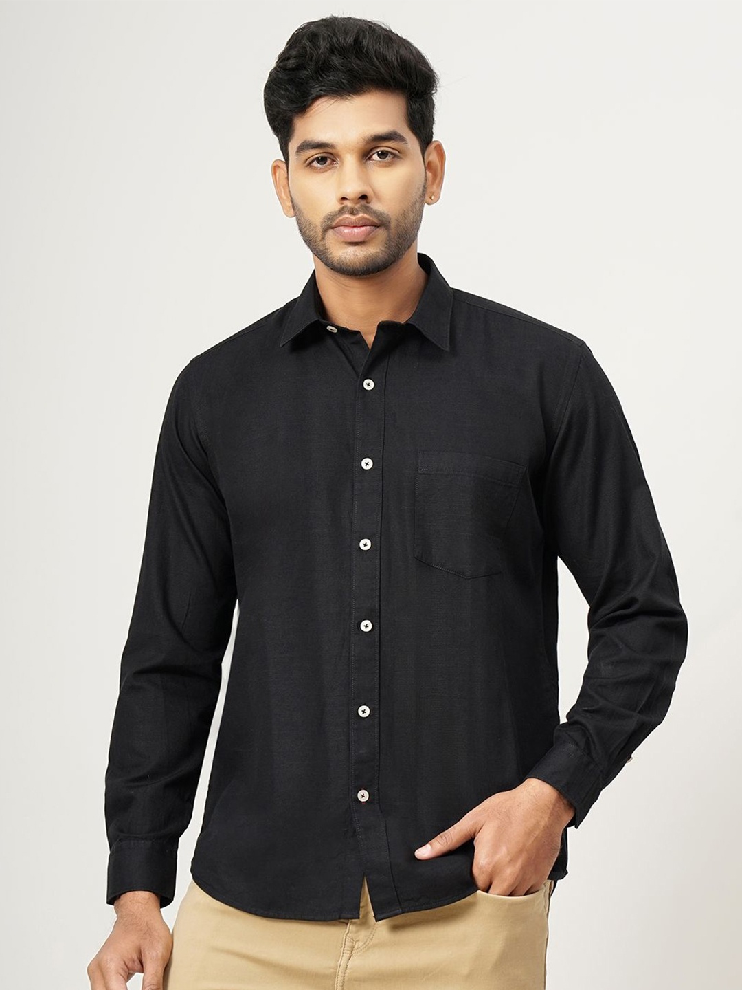 

JADE BLUE Men Cutaway Collar Solid Cotton Tailored Fit Casual Shirt, Black