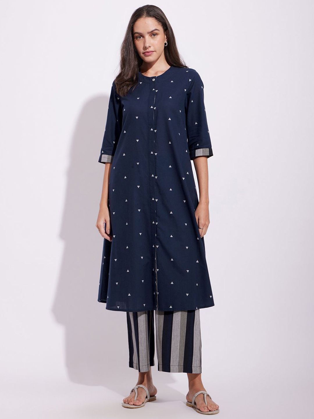 

Pink Fort Geometric Printed Band Collar Pure Cotton Kurta With Trousers, Navy blue