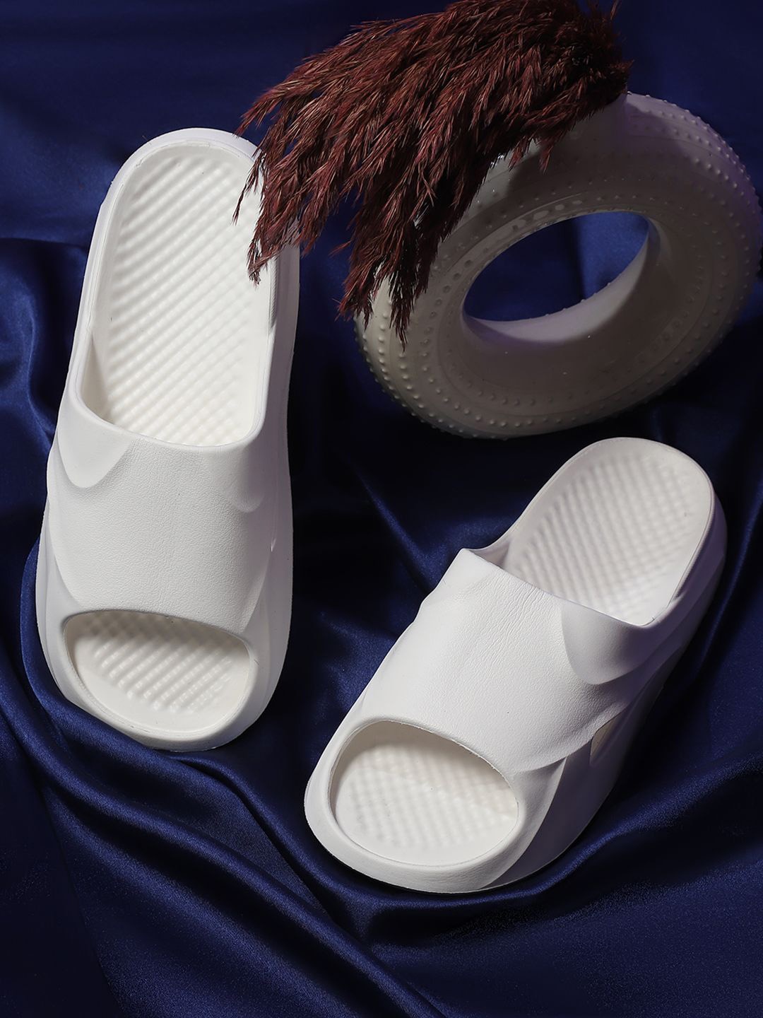 

TAG 7 Women Rubber Sliders, White