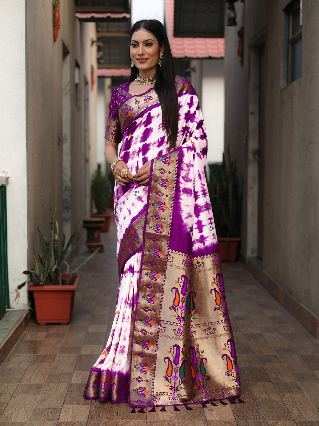 

Anaita Tie and Dye Zari Pure Silk Saree, White