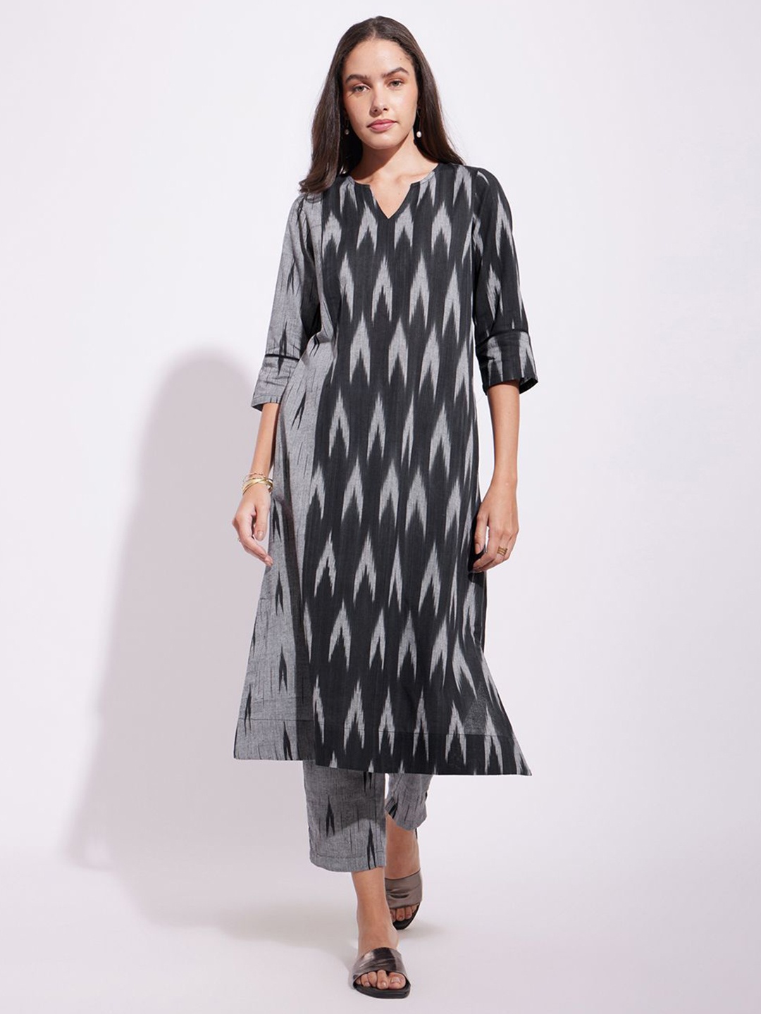 

Pink Fort Geometric Printed Pure Cotton Straight Kurta With Trousers, Black