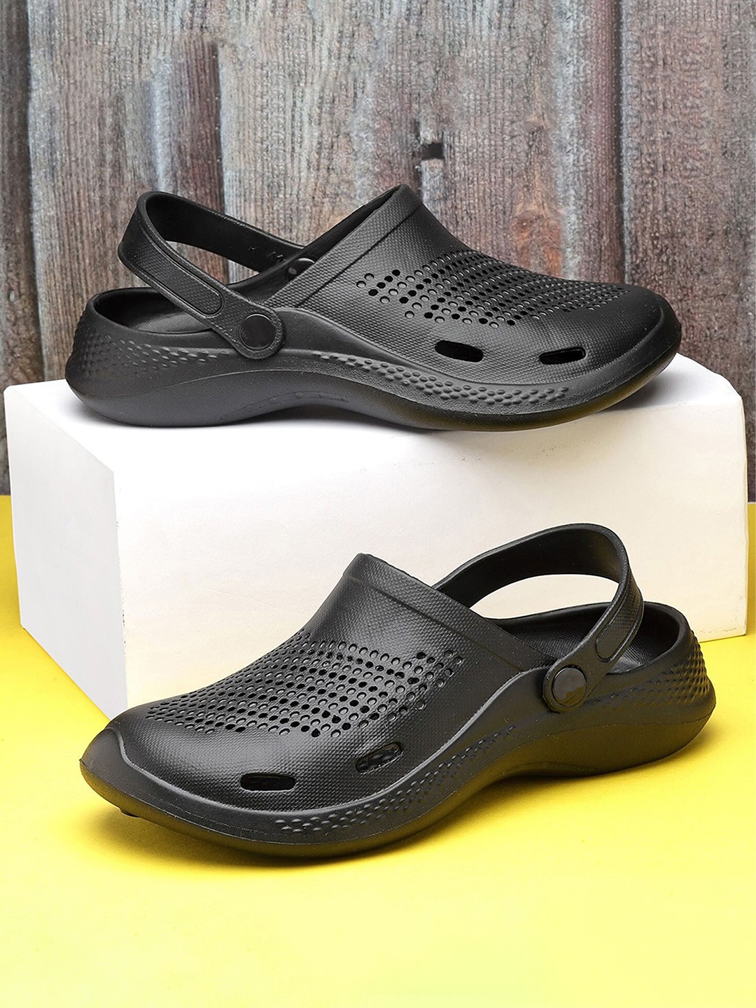 

Smoothlite Men Croslite Clogs, Black