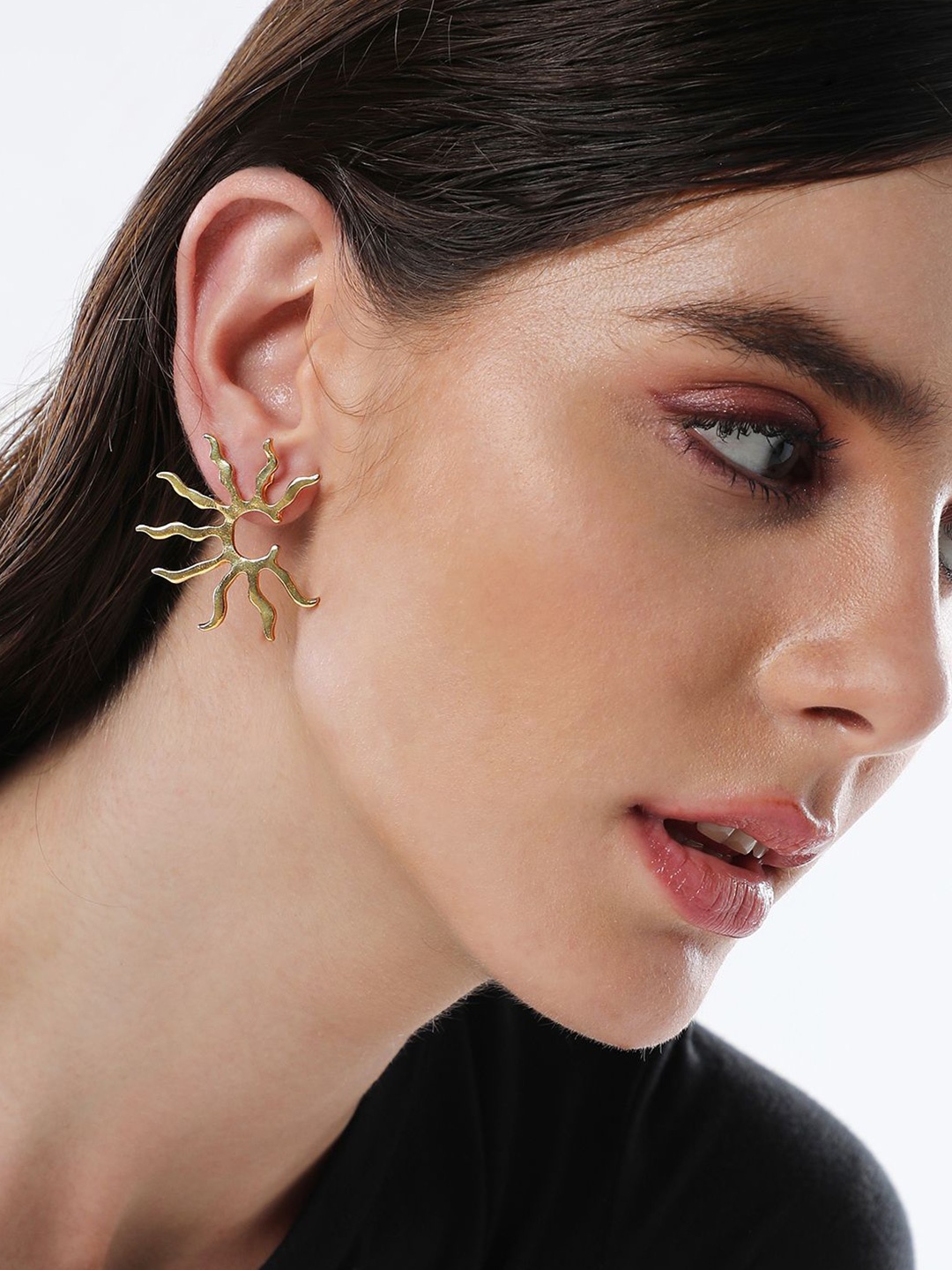 

SOHI Sol Gold-Plated Contemporary Drop Earrings