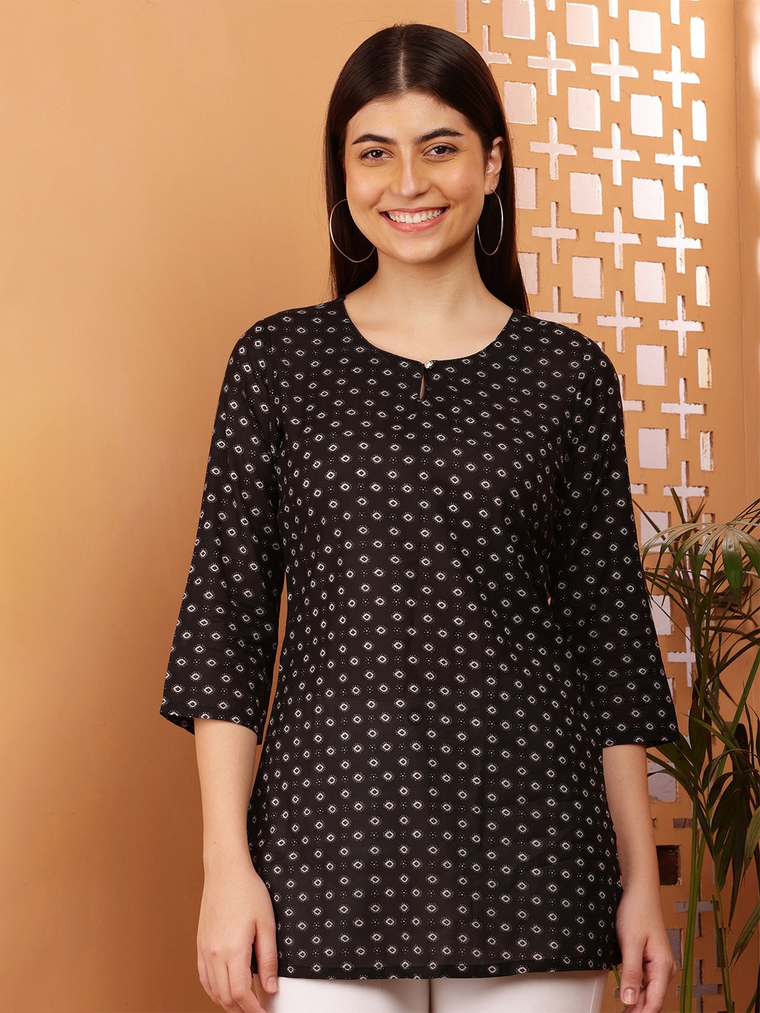 

Akshatani Abstract Printed Pure Cotton Kurti, Black