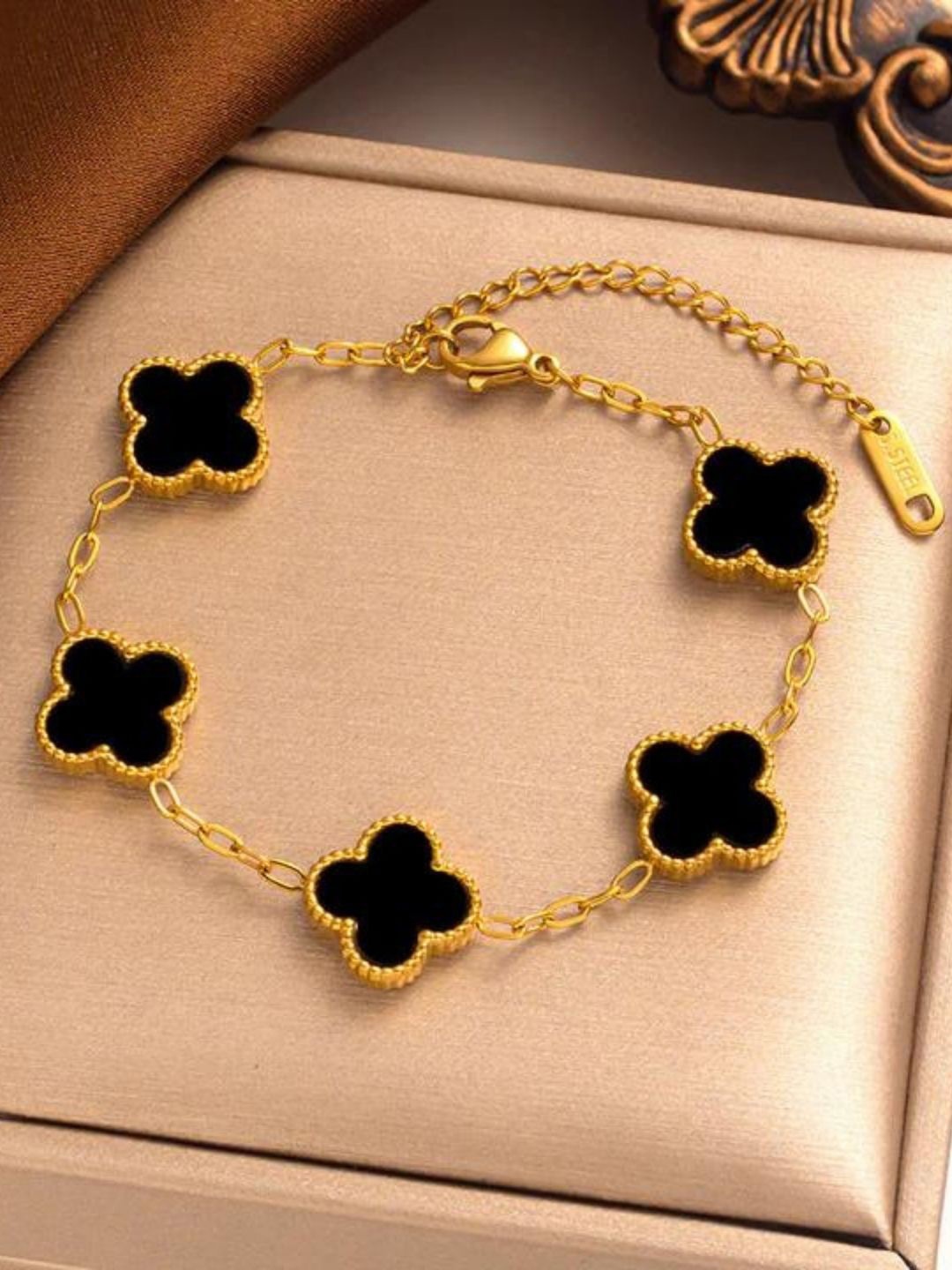

SALVE Stainless Steel Clover Wraparound Bracelet, Gold