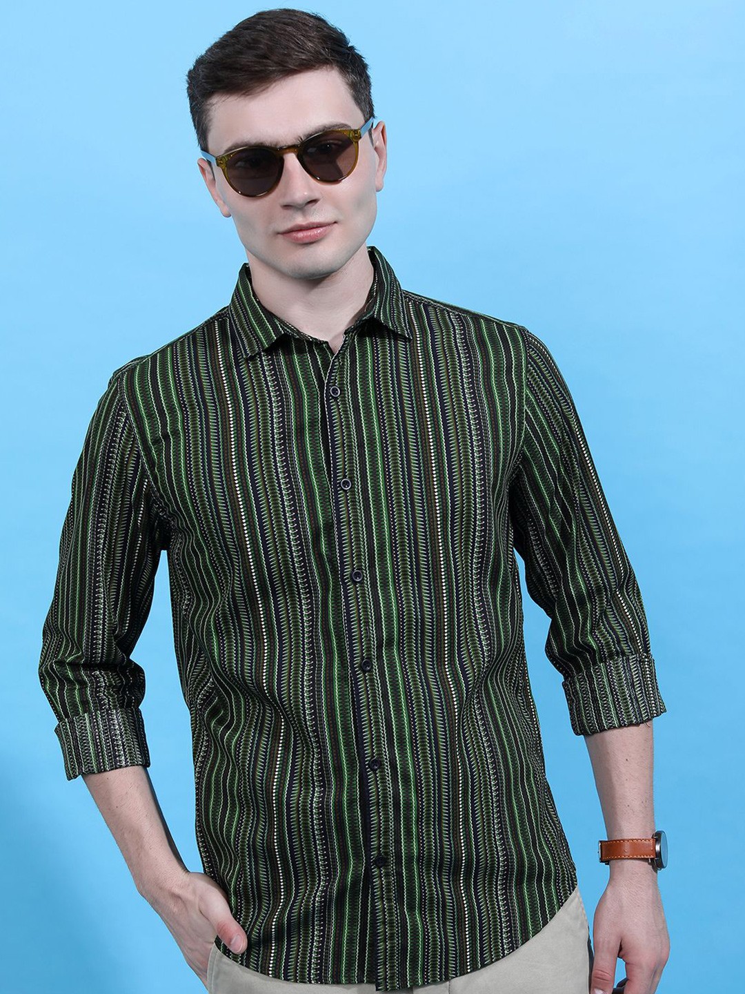 

HIGHLANDER Men Cutaway Collar Vertical Striped Cotton Slim Fit Casual Shirt, Black