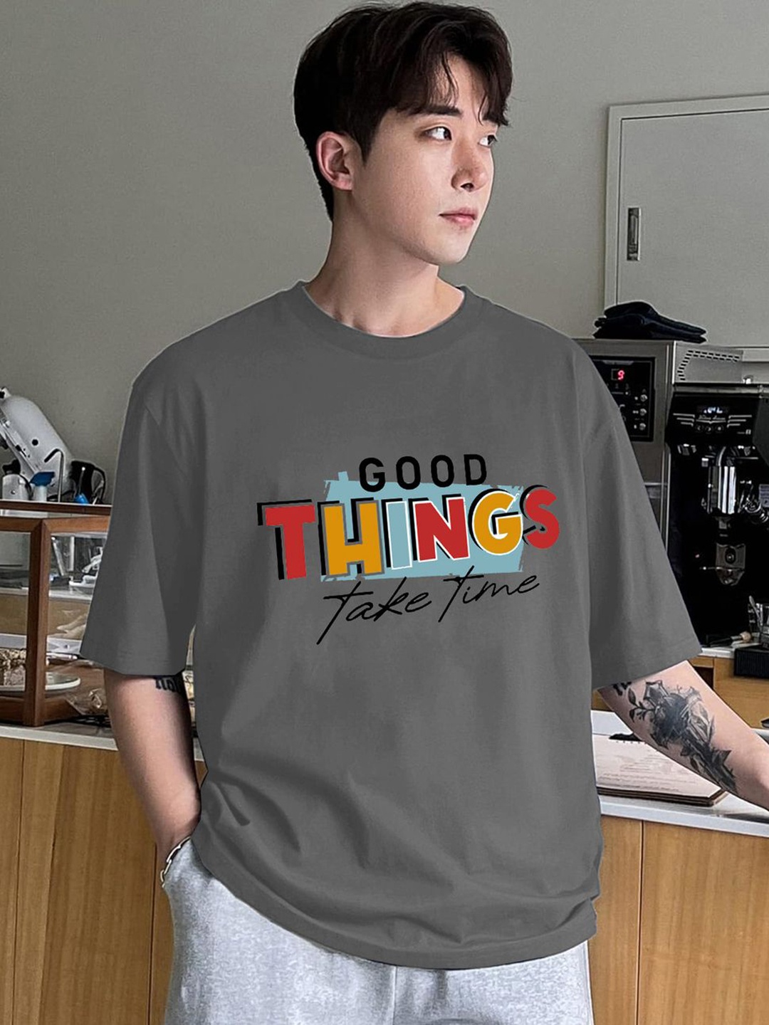 

CLAFOUTIS Men Typography Printed Drop-Shoulder Sleeves Applique T-shirt, Grey