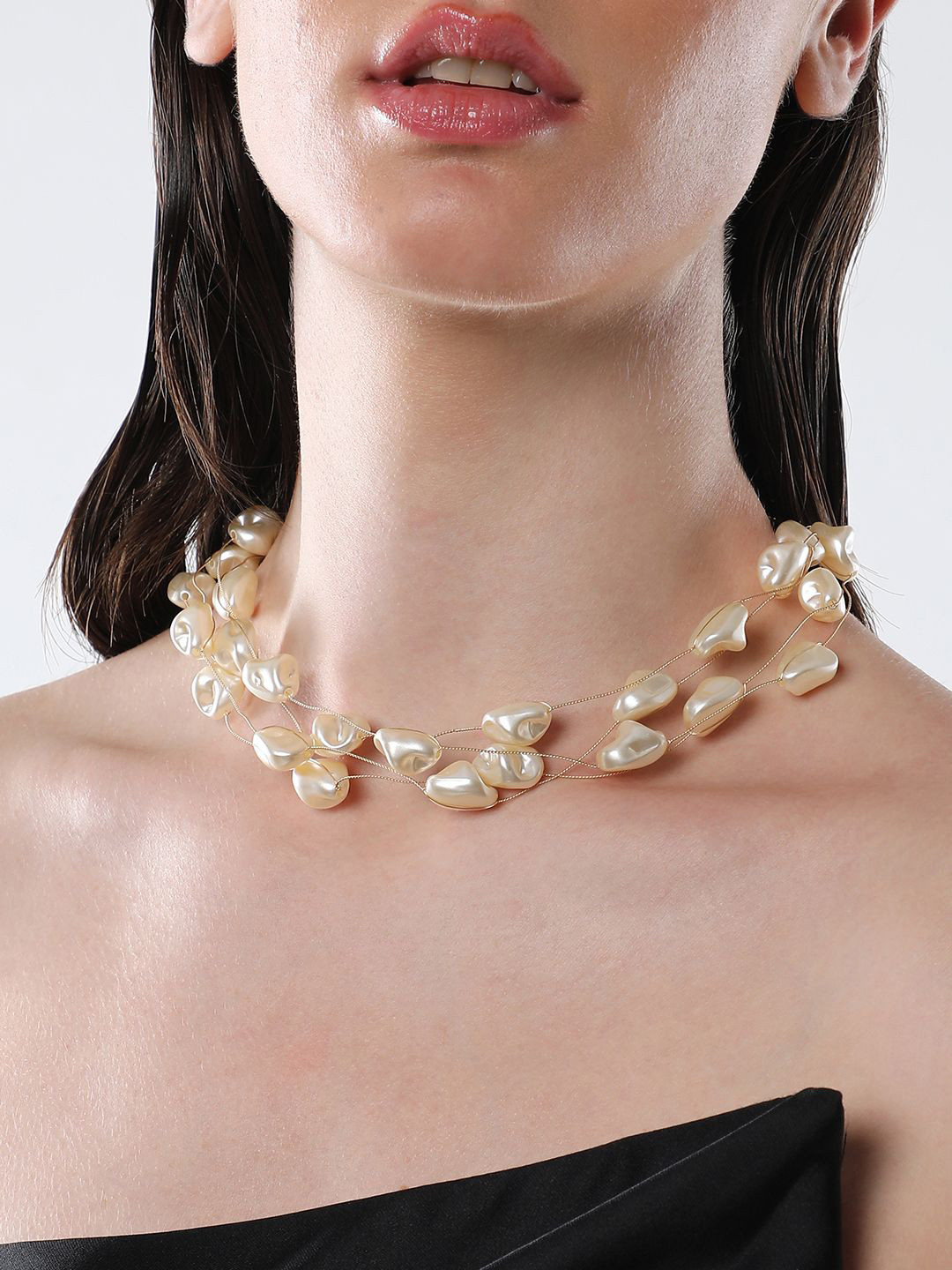 

SOHI The Small Riviera Collar Gold-Plated Layered Pearl Necklace