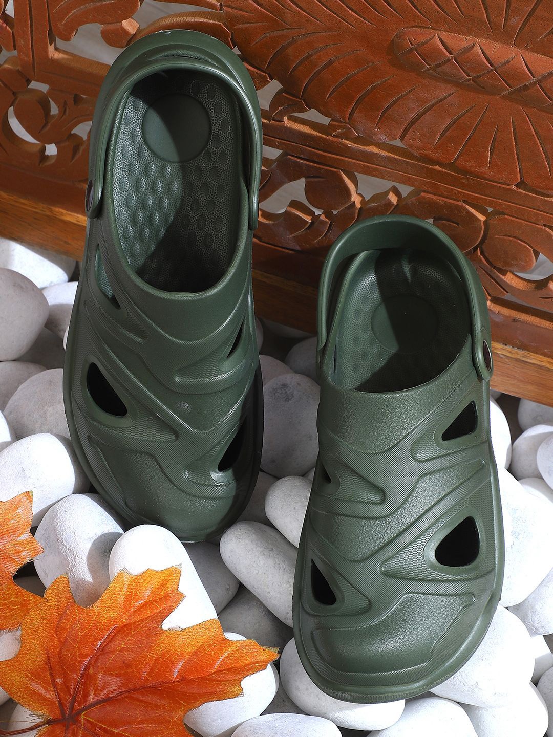 

TAG 7 Women Rubber Clogs, Olive