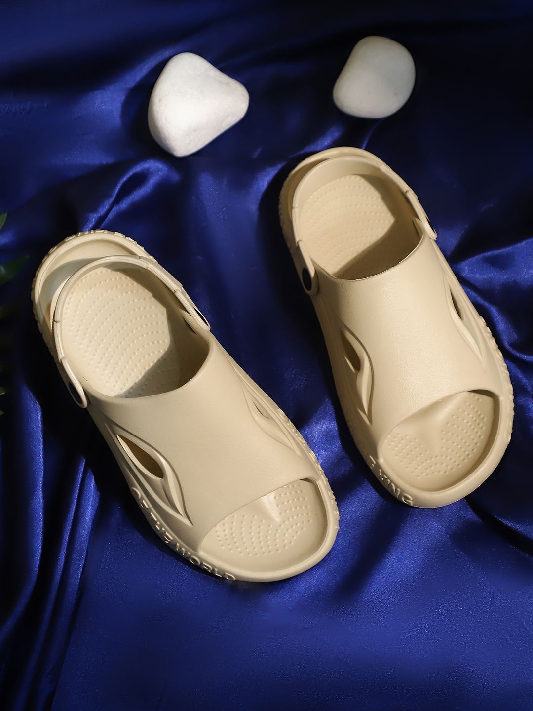 

TAG 7 Women Rubber Clogs, Beige