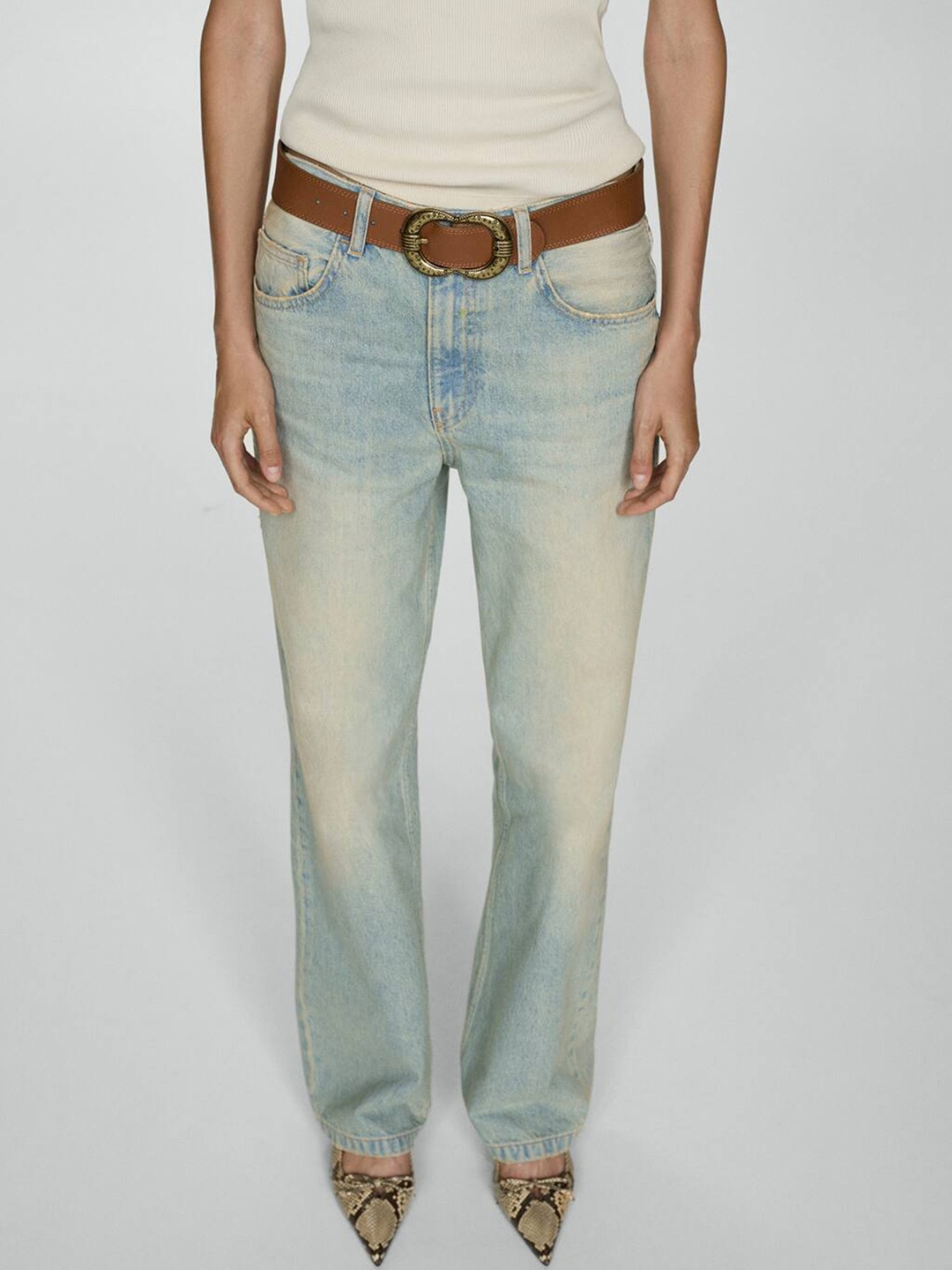 

MANGO Women Pure Cotton Straight Fit Light Fade Jeans, Blue
