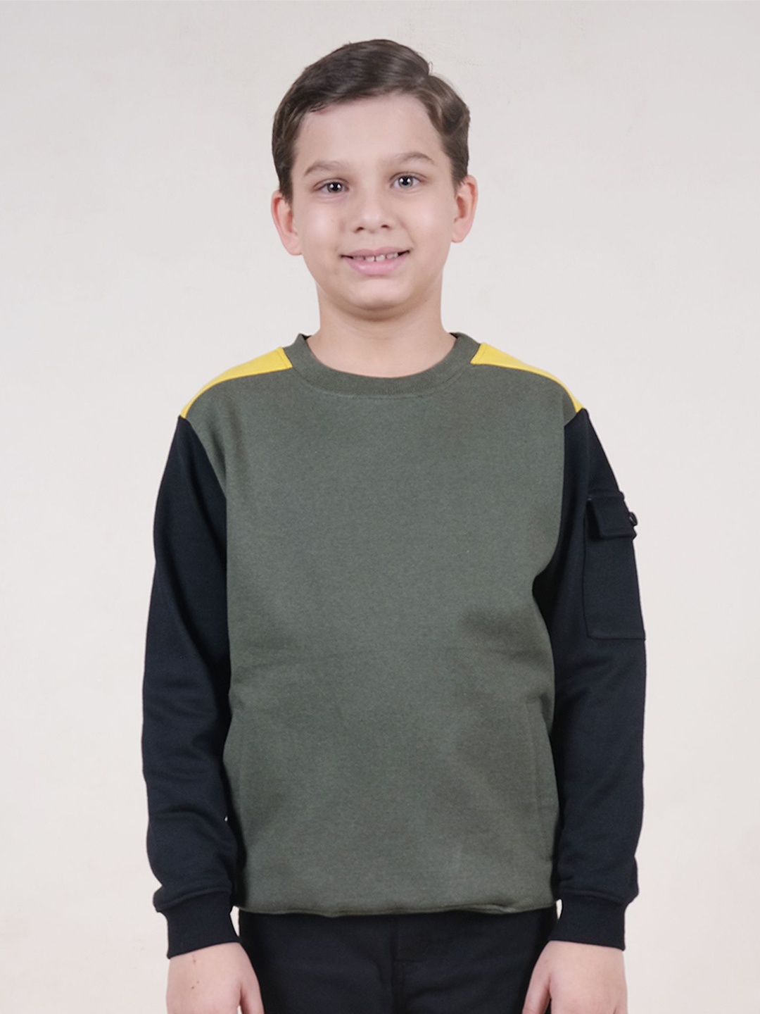 

KiddoPanti Boys Solid Sweatshirt With Pocket On Sleeve, Green