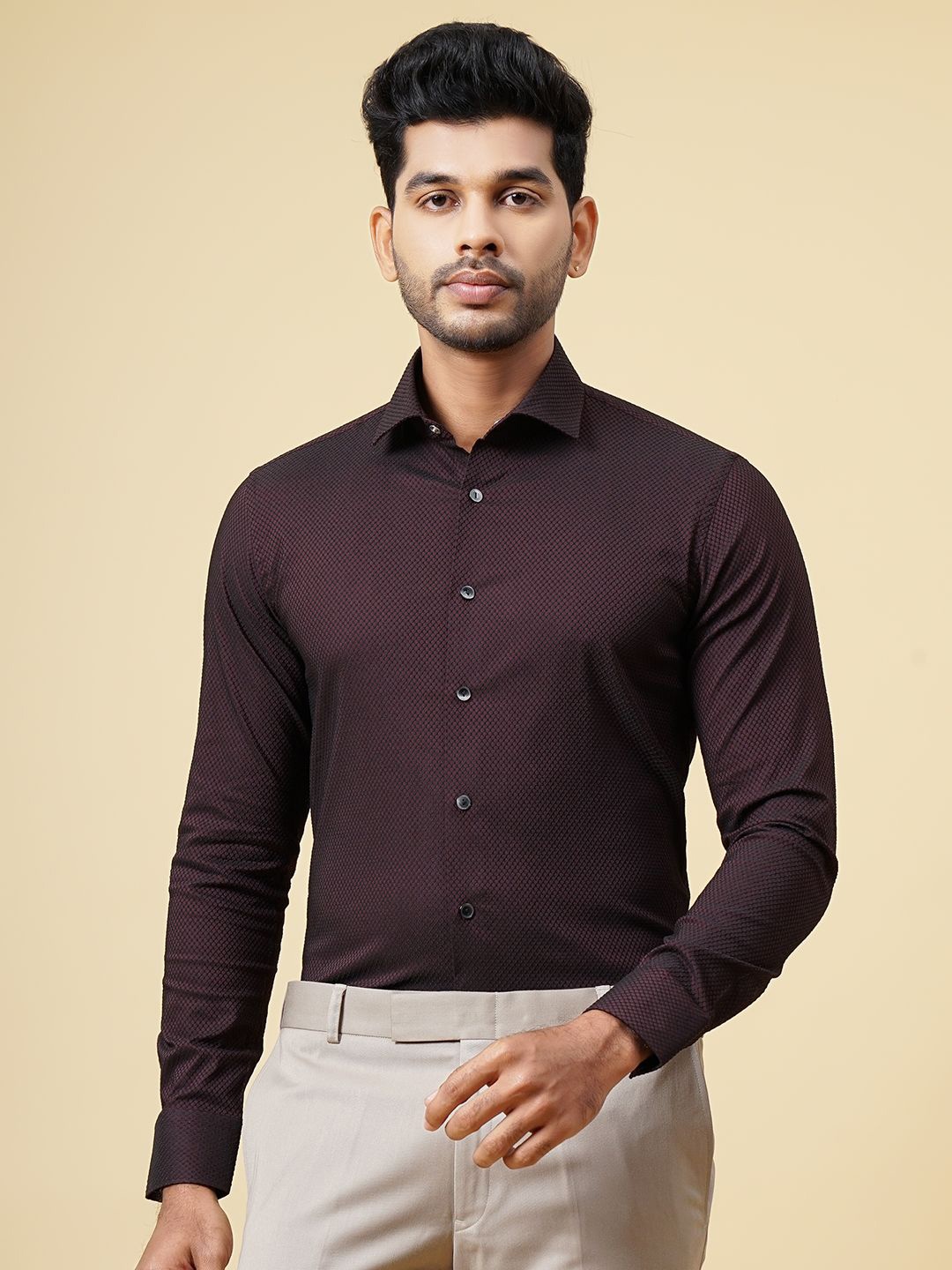 

WYRE Men Cutaway Collar Textured Cotton Slim Fit Casual Shirt, Maroon