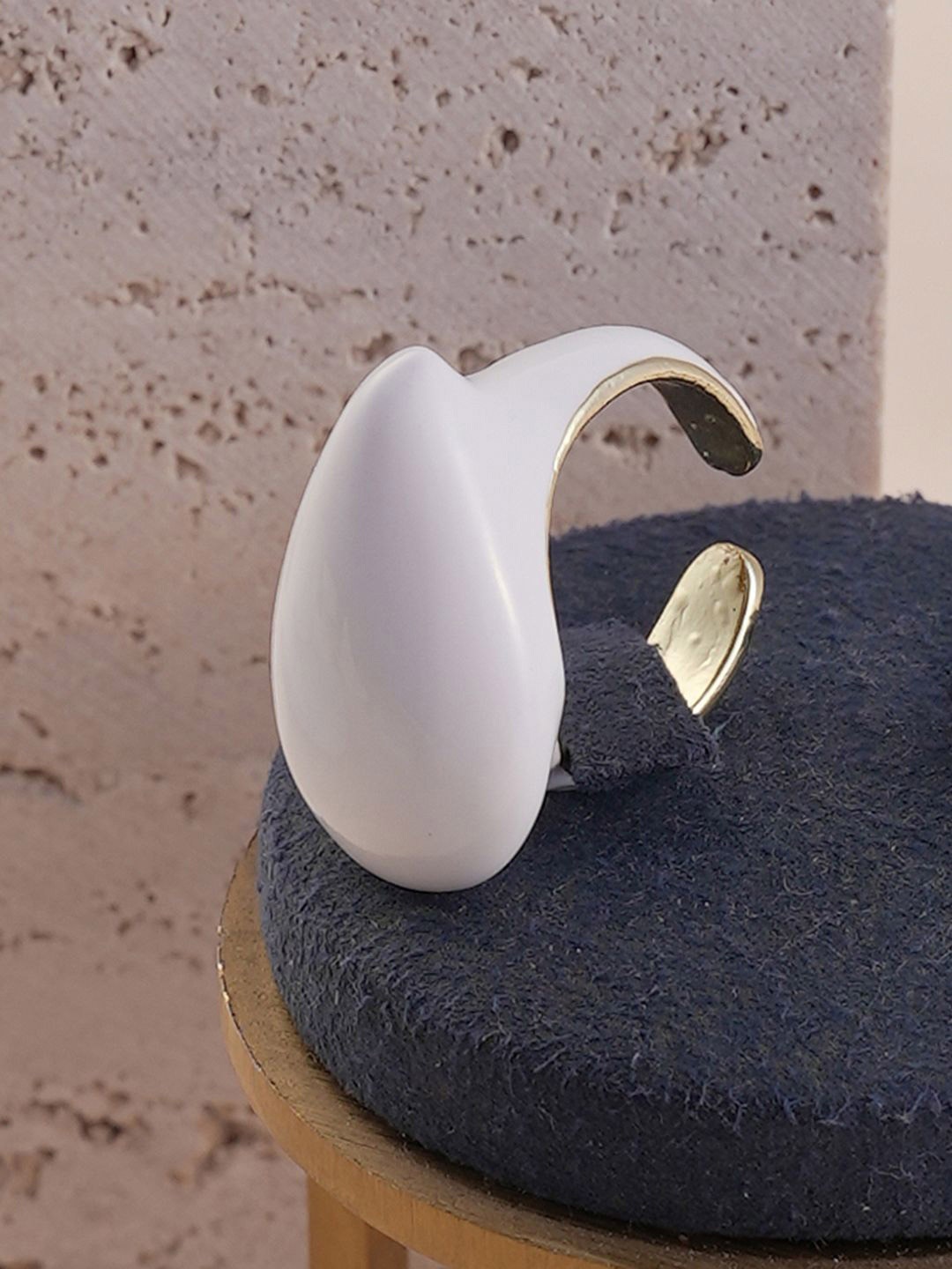 

SOHI The Teardrop Gold-Plated Adjustable Finger Ring