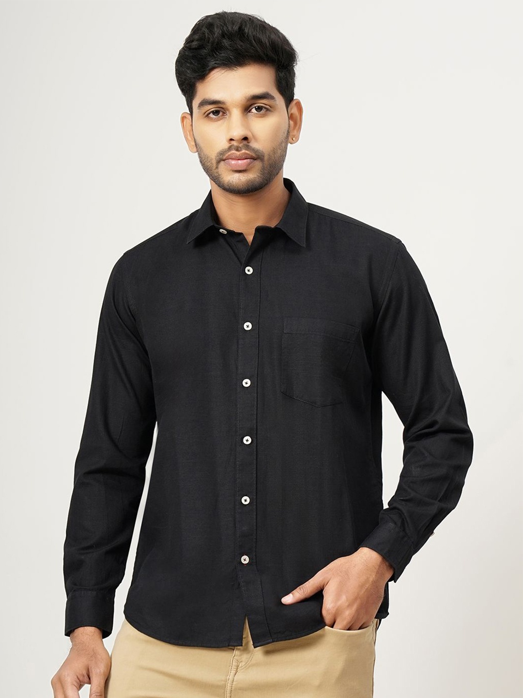 

JADE BLUE Men Cutaway Collar Solid Cotton Tailored Fit Casual Shirt, Black