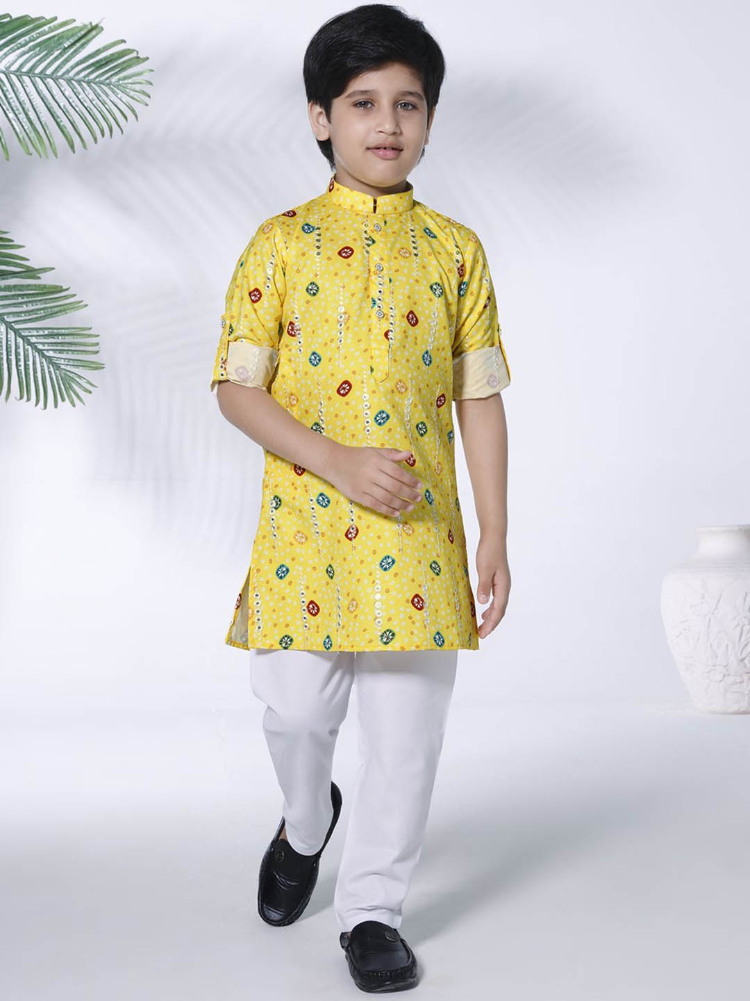 

Ministitch Boys Bandhani Printed Mirror Work Roll-Up Sleeves Straight Kurta with Pyjama, Yellow
