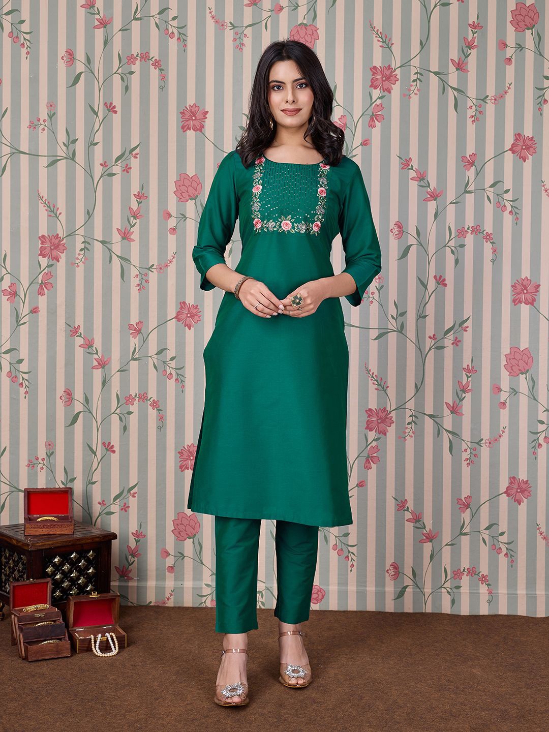 

Ode by House of Pataudi Women Round Neck Three-Quarter Sleeves Embroidered Straight Kurta, Green