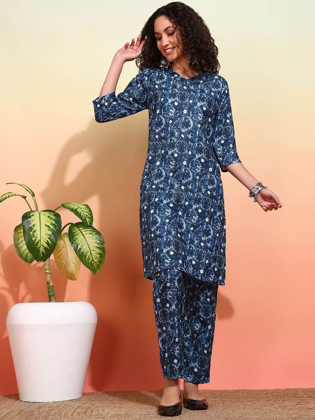 

V TRADITION Abstract Printed V-Neck Straight Kurta With Trousers, Blue