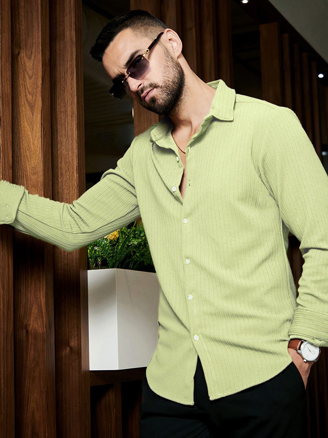 

Campus Sutra Men Comfort Spread Collar Solid Casual Shirt, Green