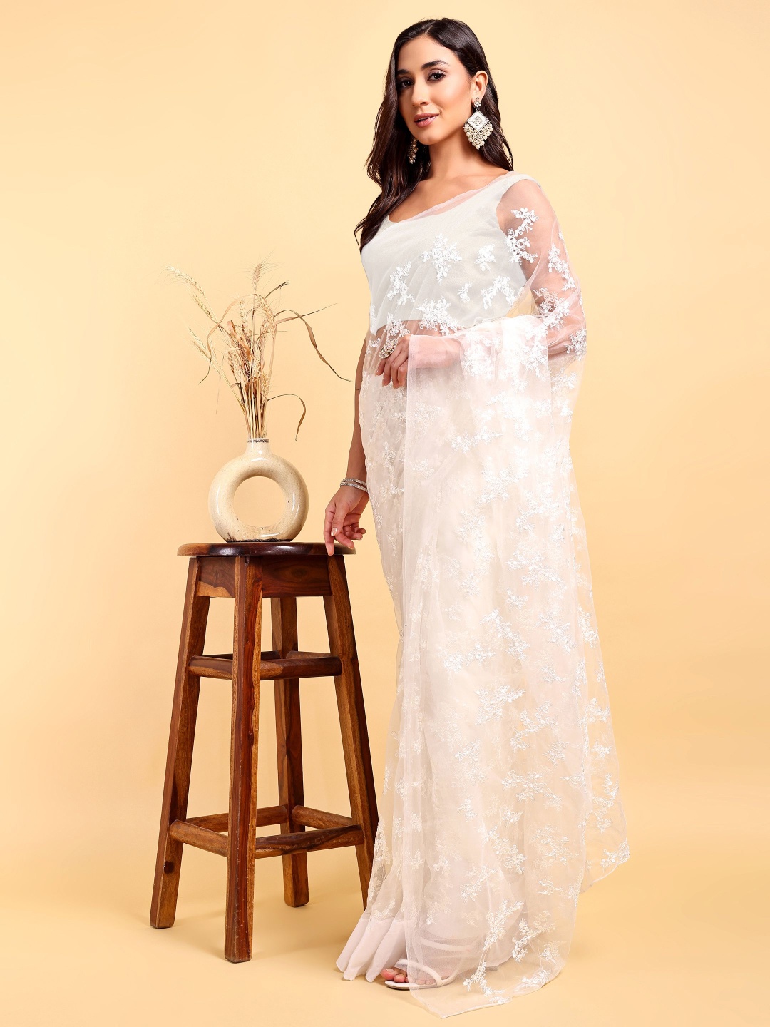 

DOERAA Ethnic Motifs Embroidered Saree, White