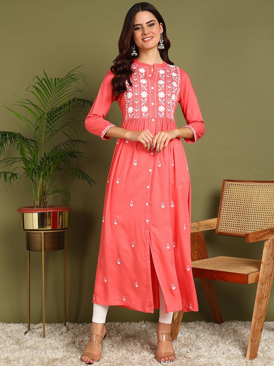 

Kapad Dwar Floral Embroidered Mandarin Collar Neck Thread Work Viscose Rayon Kurta, Peach