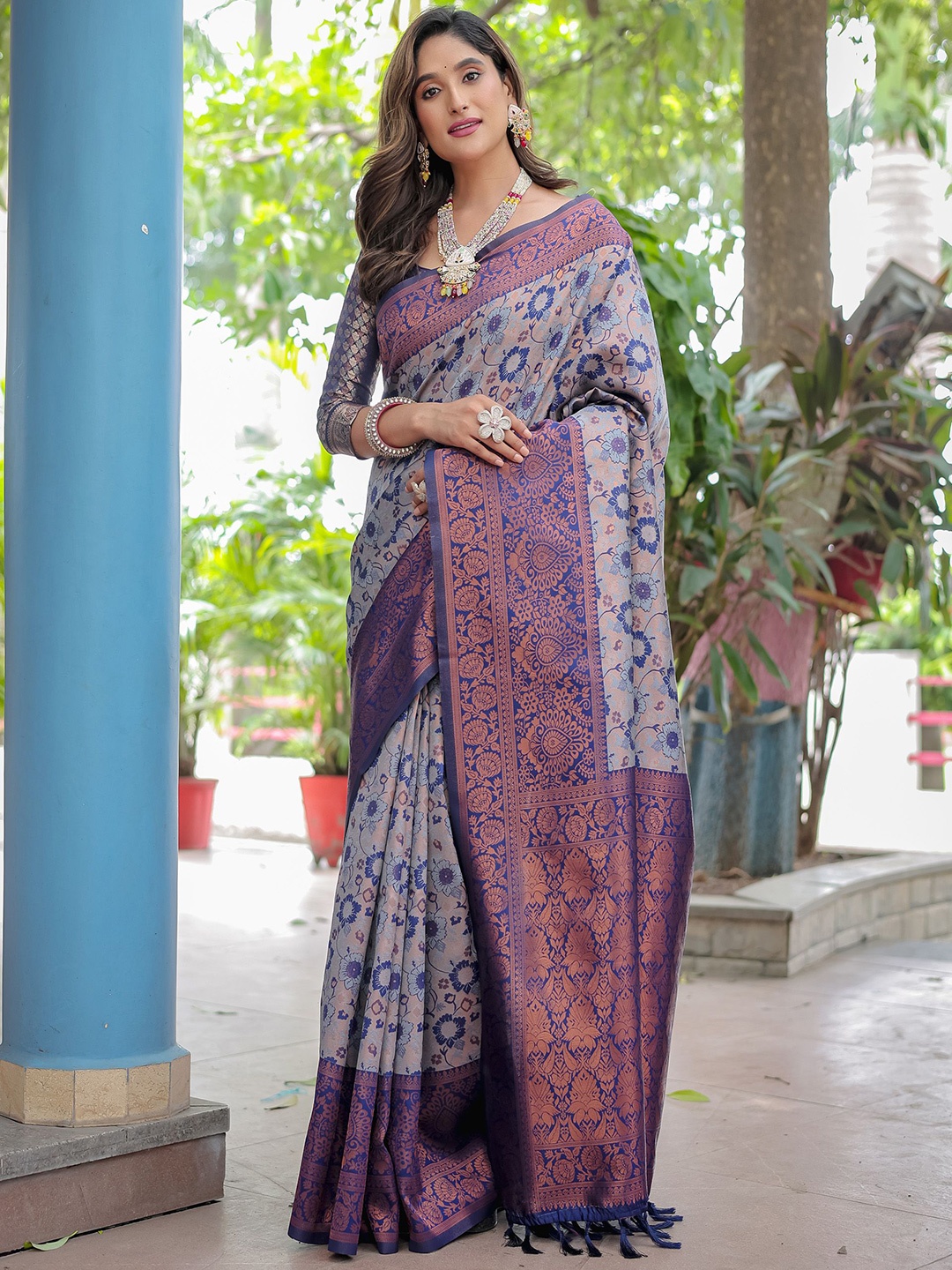 

Anouk Floral Silk Blend Kanjeevaram Saree, Grey