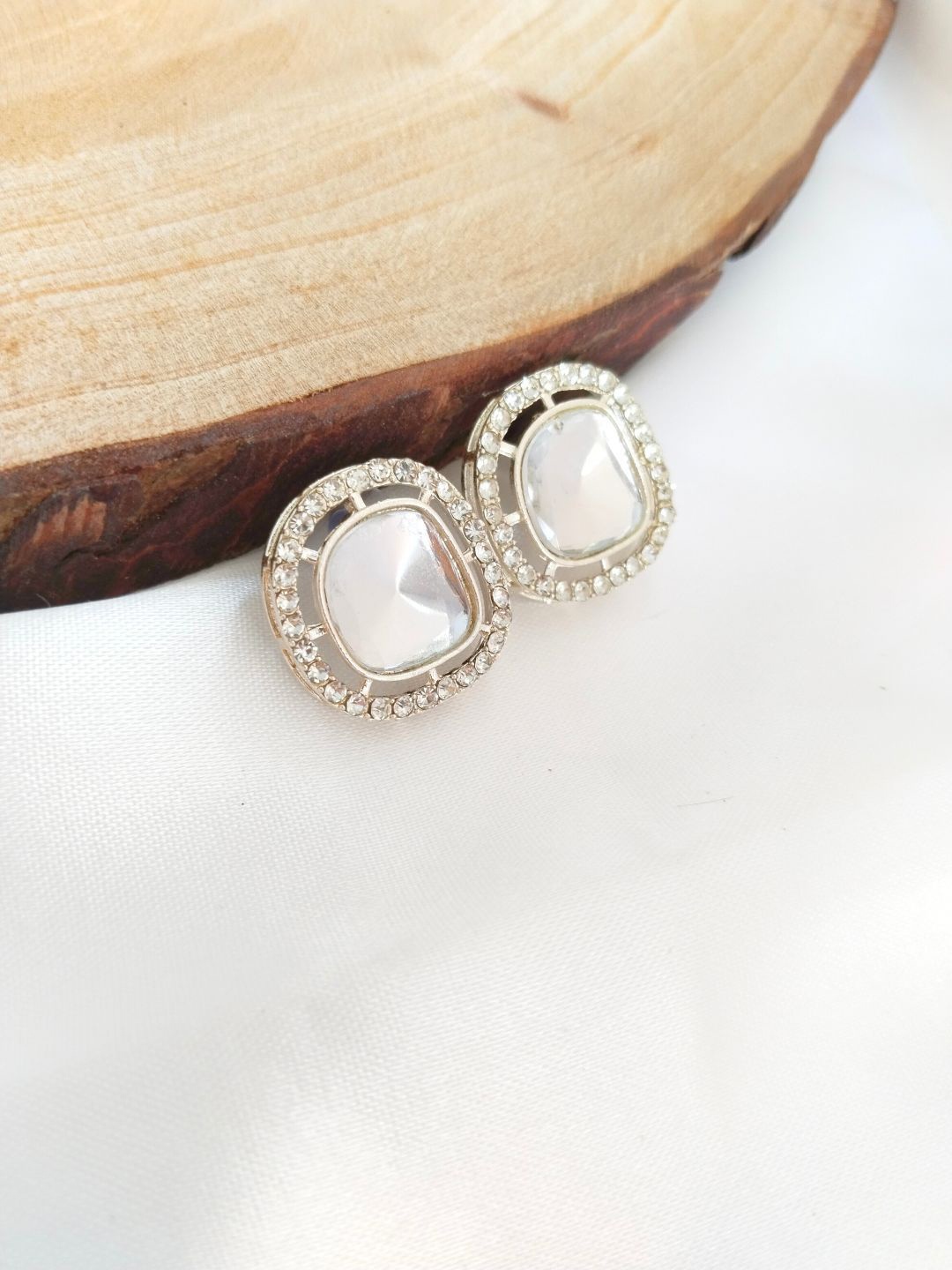 

Anouk White Gold-Plated Kundan Studded Contemporary Studs