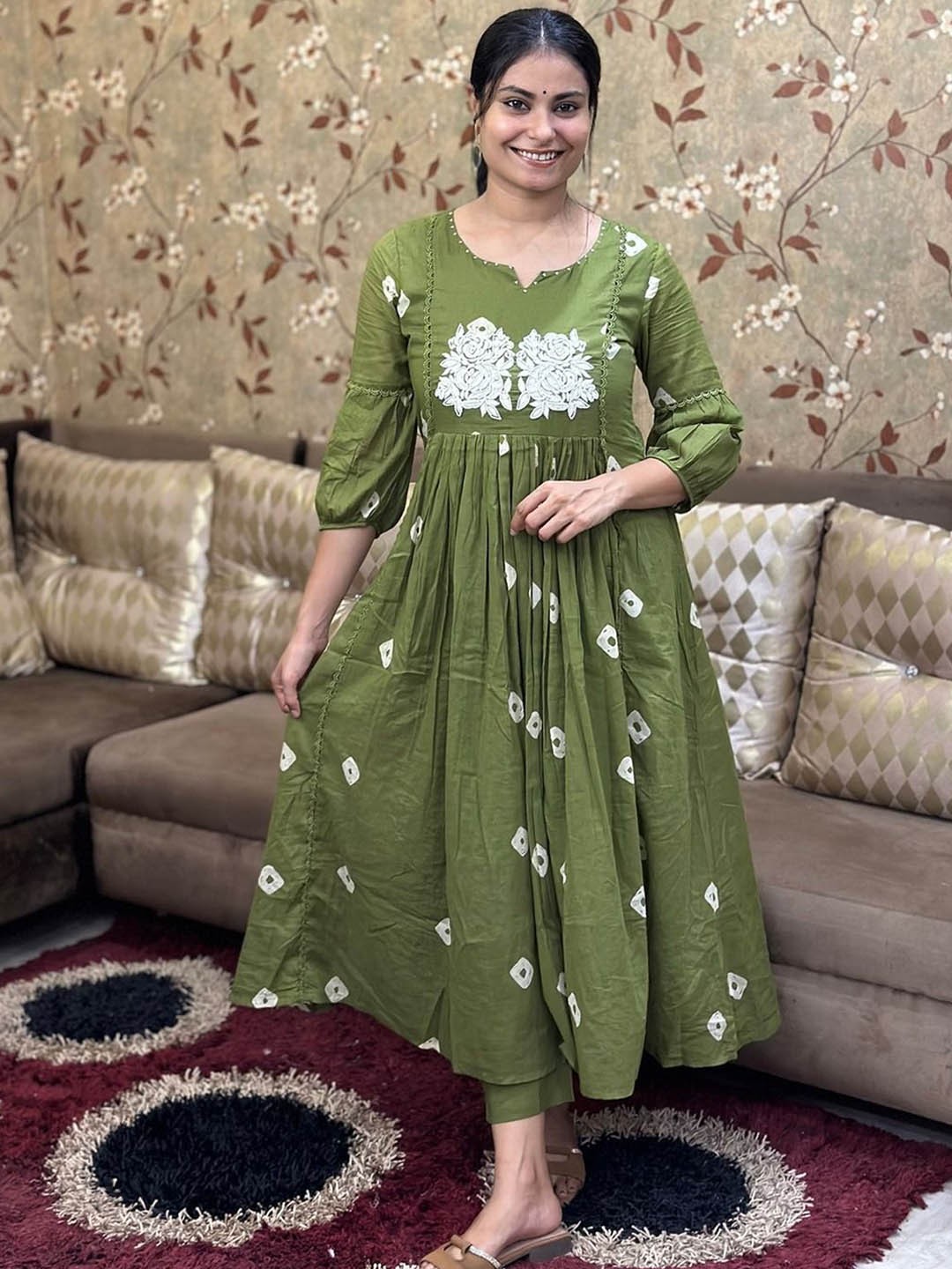 

GoSriKi Bandhani Printed Thread Work Puffed Sleeves A-Line Kurta With Trousers, Green