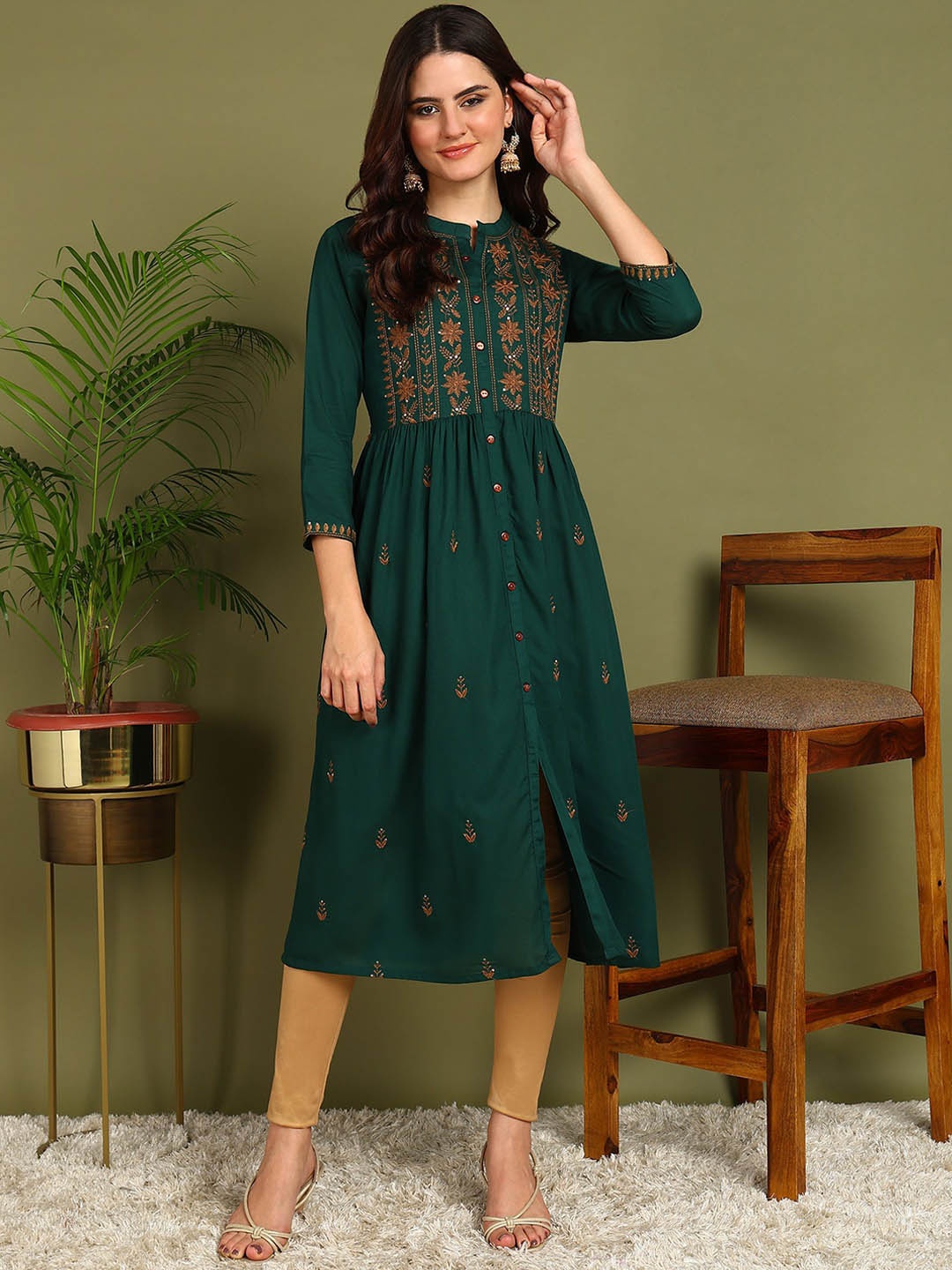 

Kapad Dwar Floral Embroidered Mandarin Collar Sequinned Pleated A-Line Kurta, Green