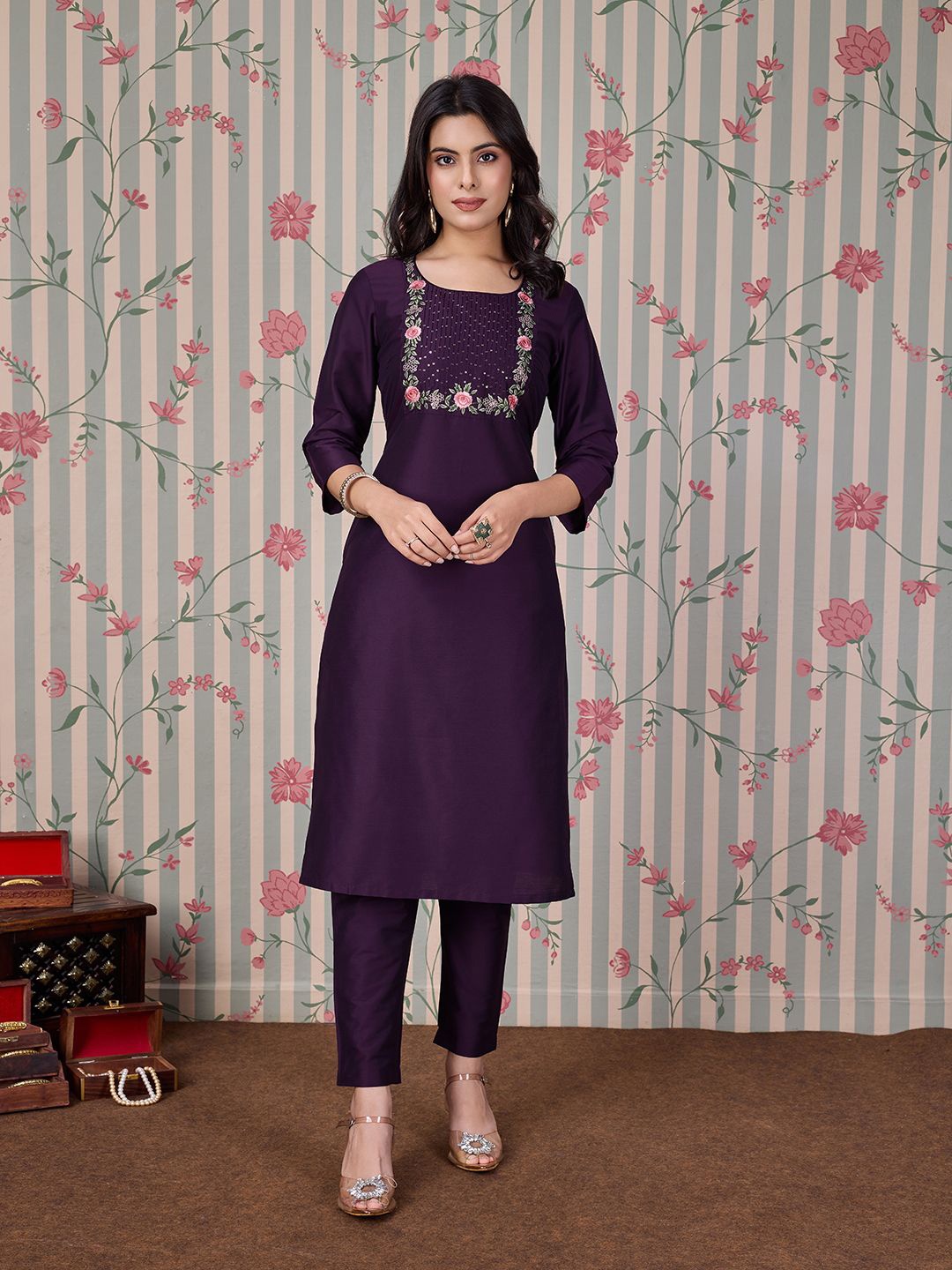 

Ode by House of Pataudi Women Embroidered Straight Kurta, Purple