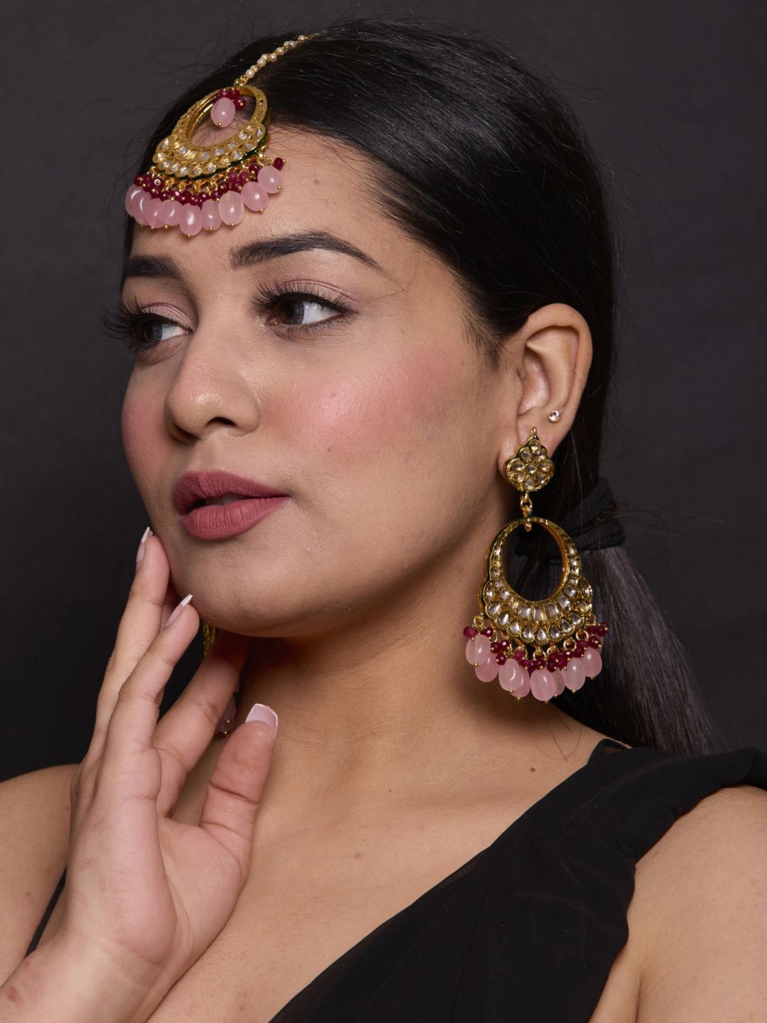 

Amreli Jaipur Gold-Plated Kundan Studded & Beaded Jewellery Set