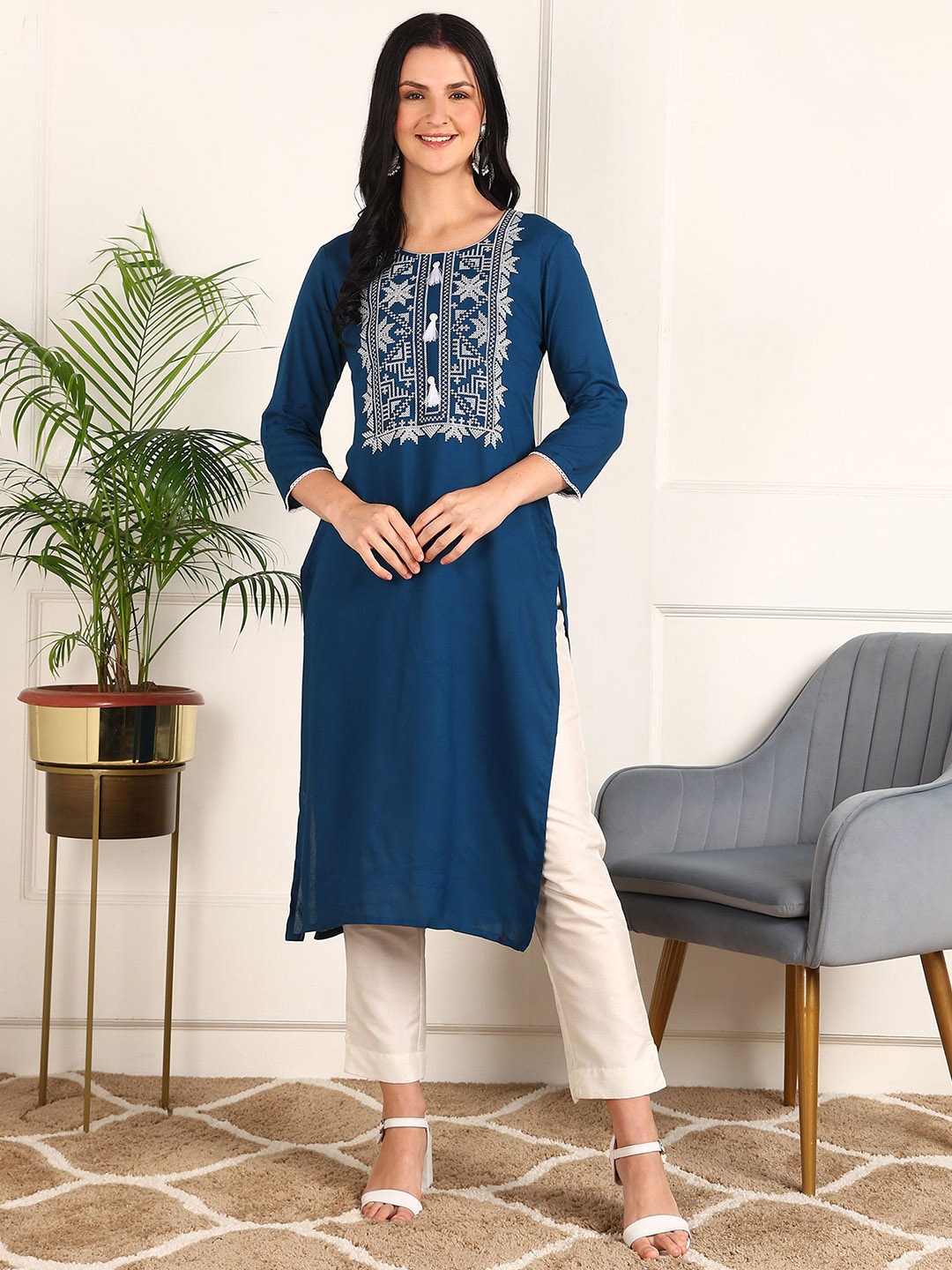 

Kapad Dwar Ethnic Motifs Embroidered Straight Kurta, Blue