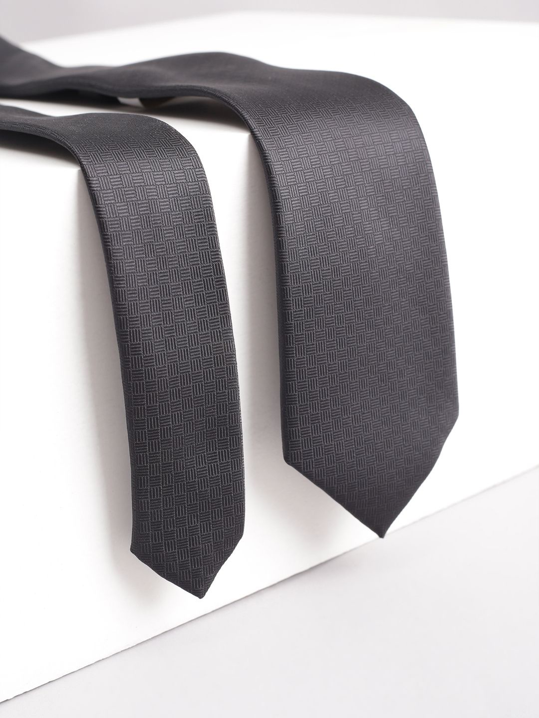 

Allen Solly Men Printed Broad Tie, Grey