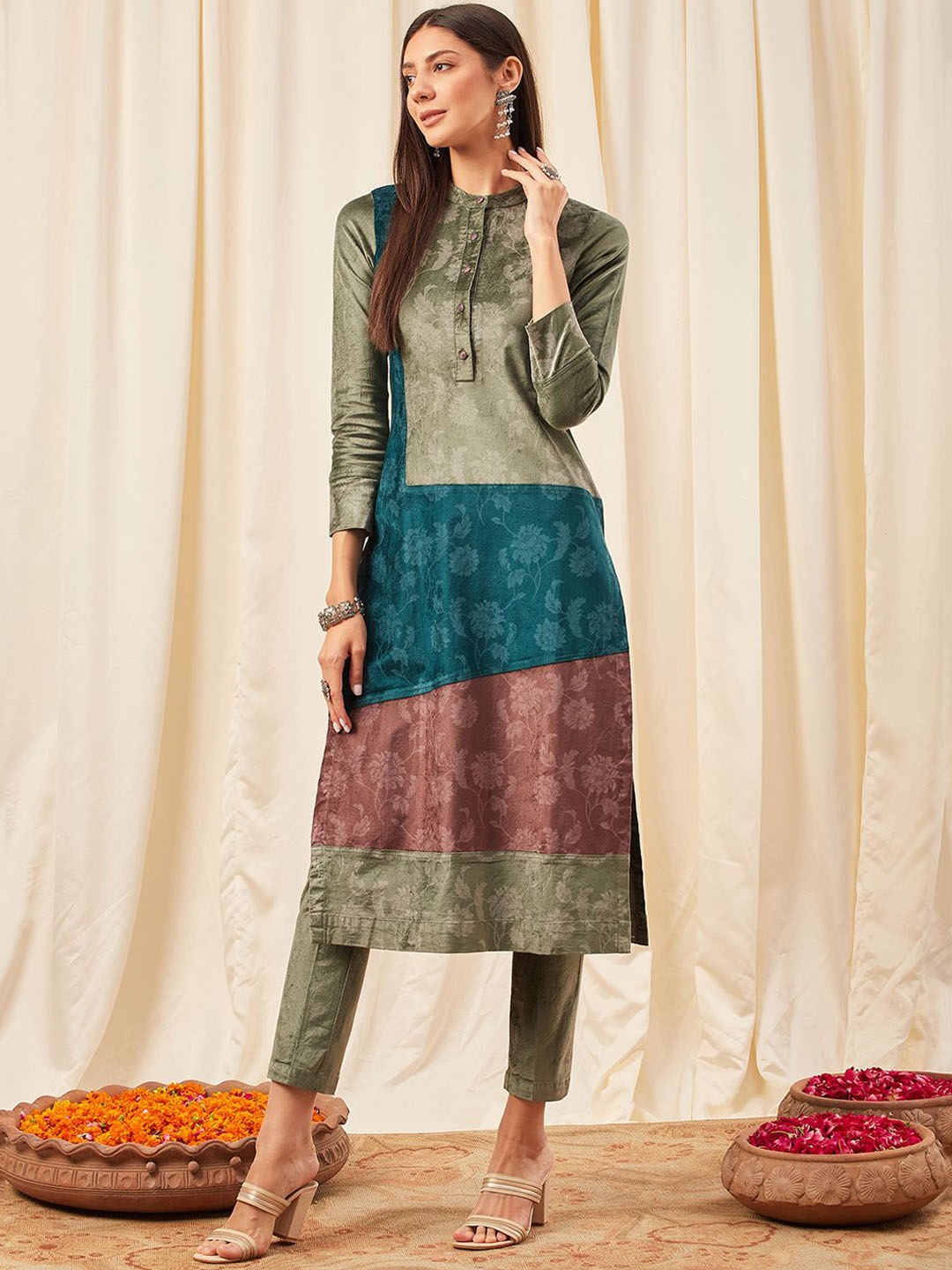

STADO Floral Printed Velvet Straight Kurta with Trousers, Green