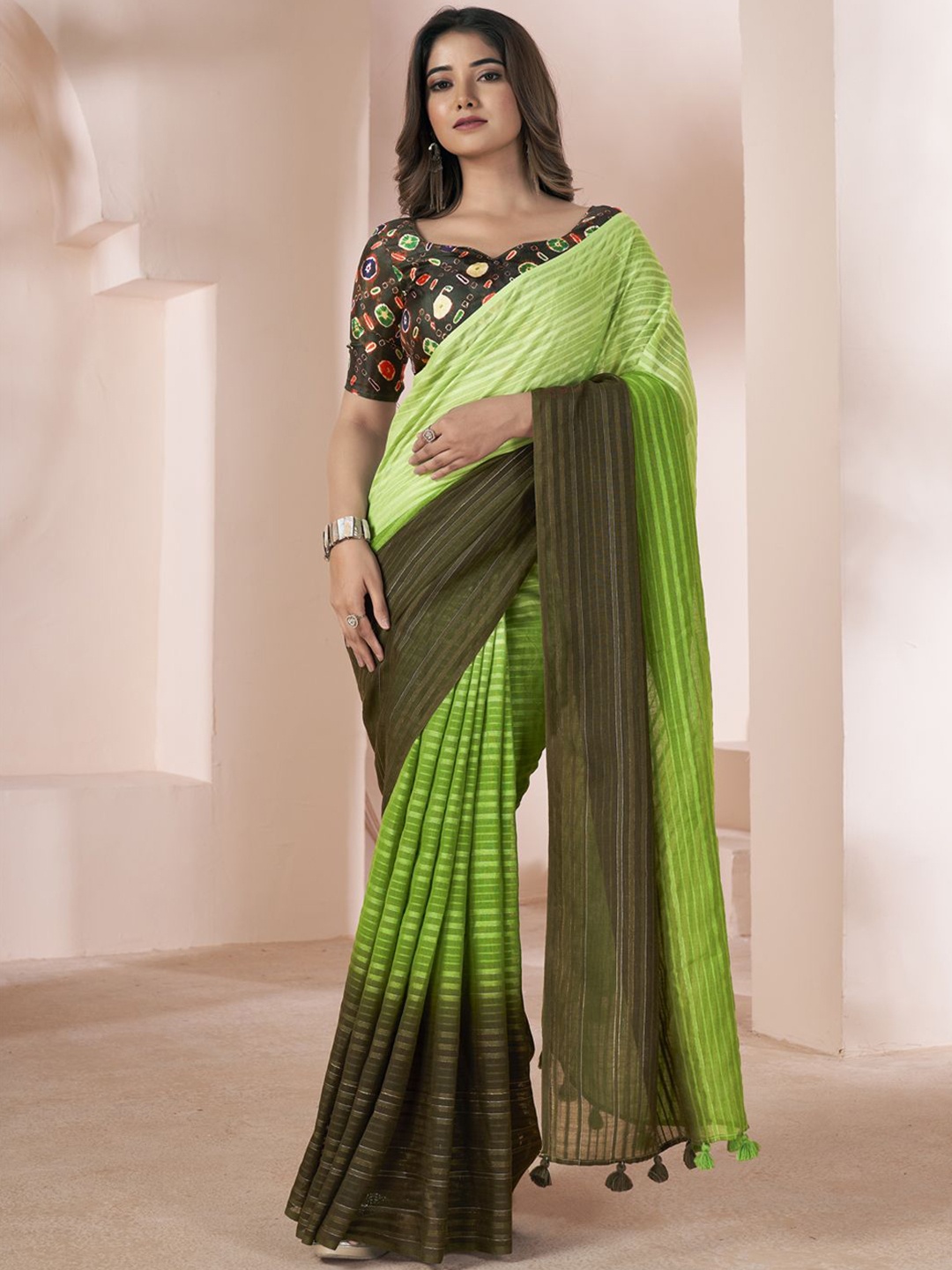 

CHUDIYA Ombre Pure Linen Saree, Fluorescent green