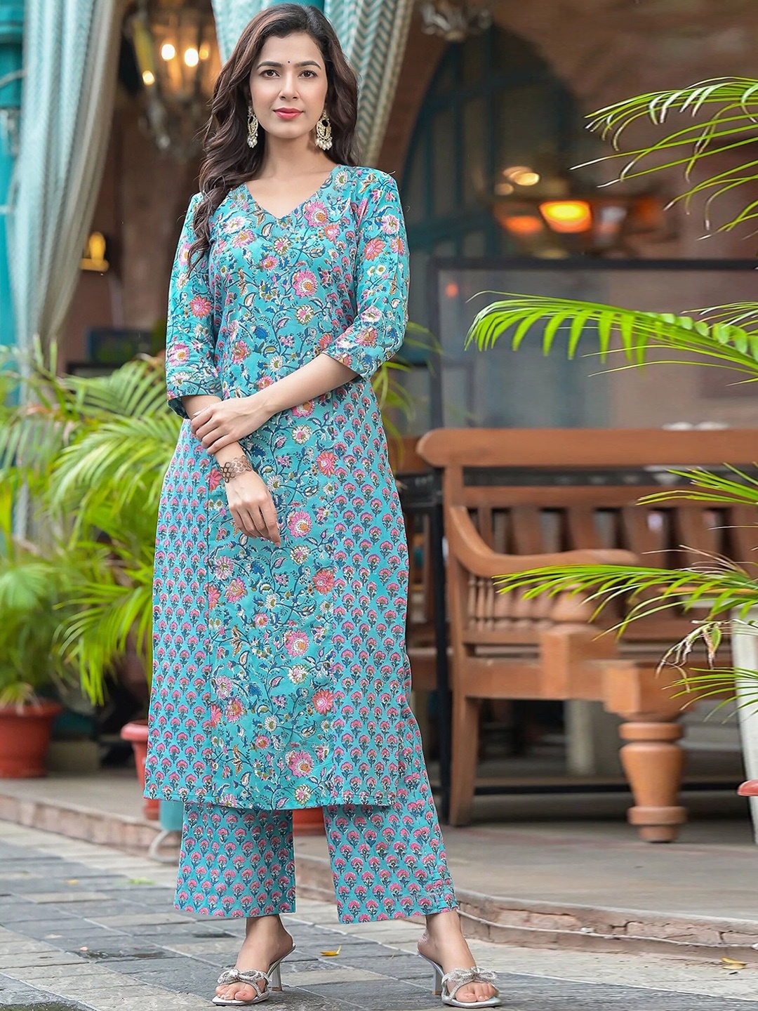 

BAESD Floral Printed V-Neck Straight Kurta, Blue