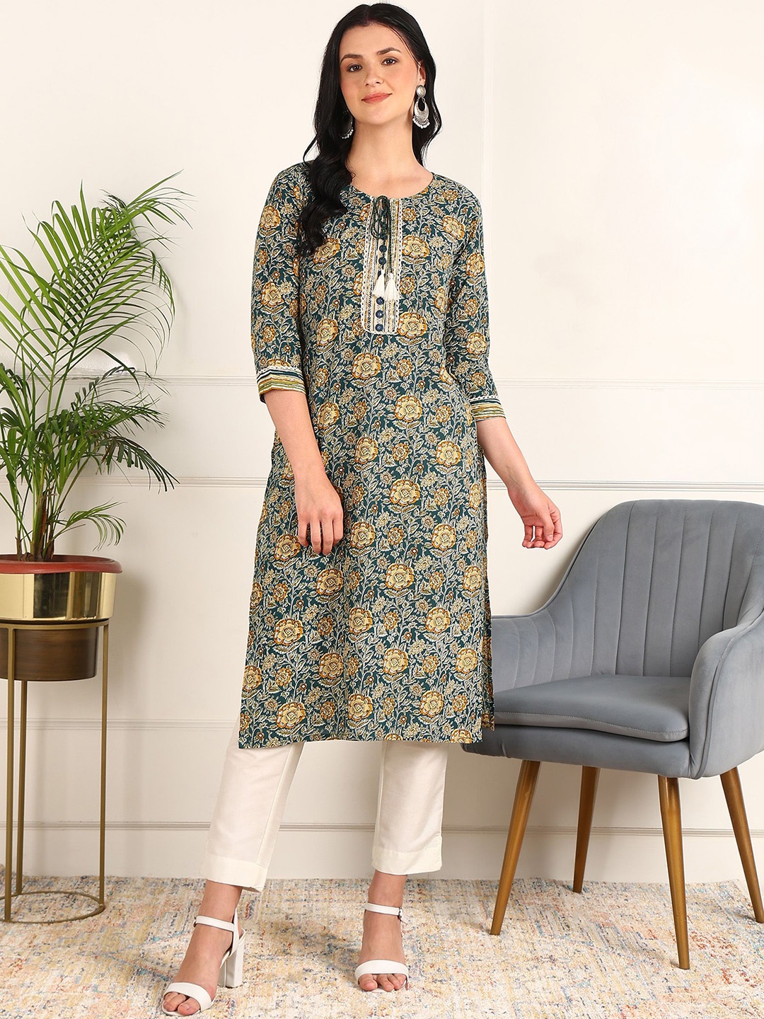 

Kapad Dwar Floral Printed Tie-Up Neck Straight Kurta, Green
