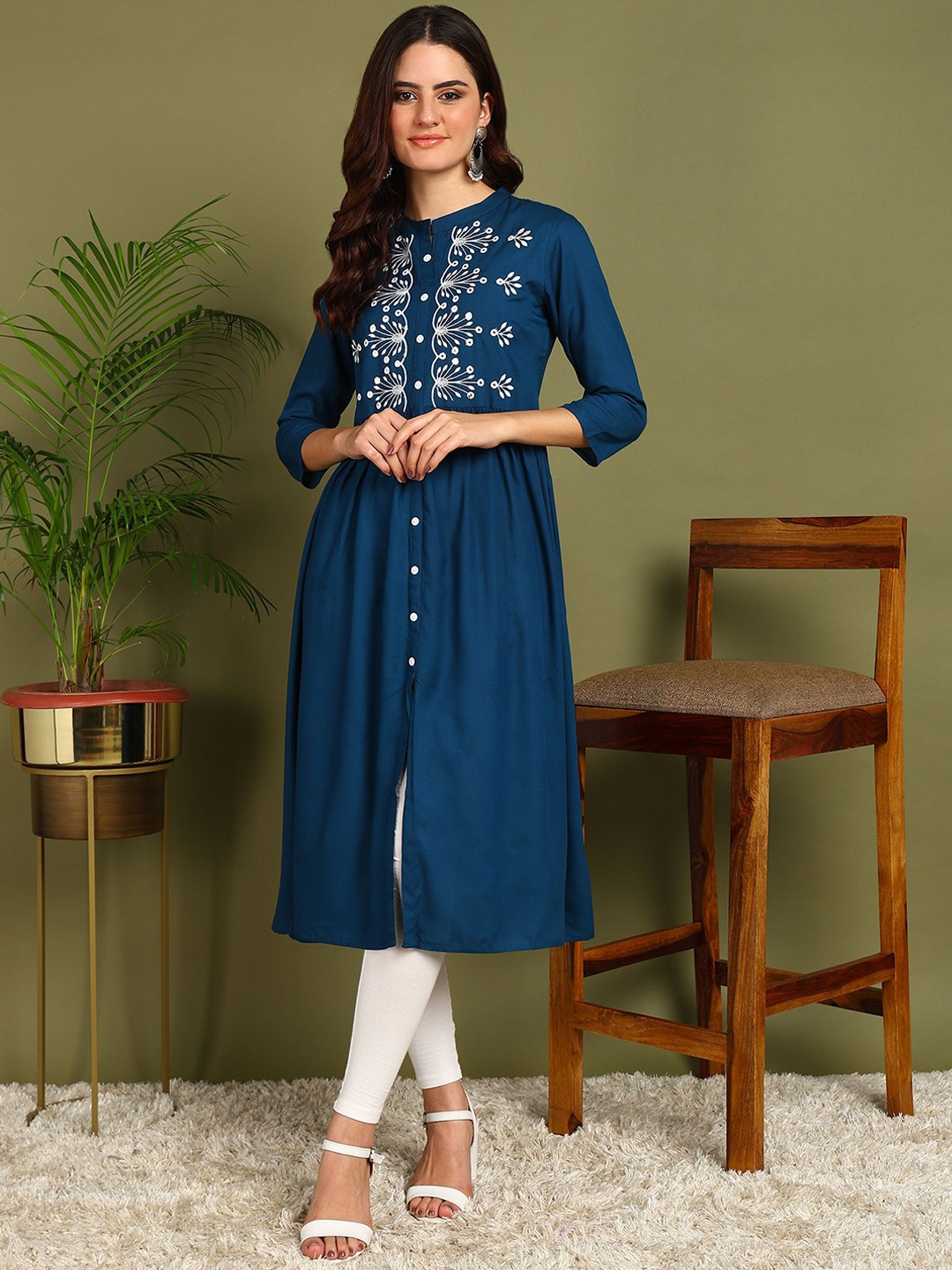 

Kapad Dwar Floral Embroidered Thread Work Straight Kurta, Blue