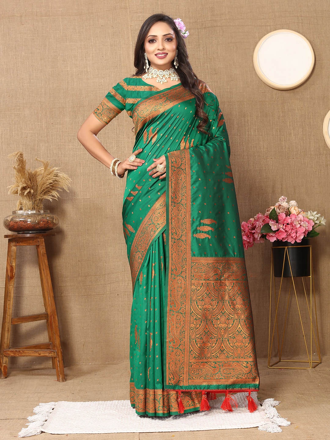 

Kriyansh Ethnic Motifs Zari Banarasi Saree, Lime green