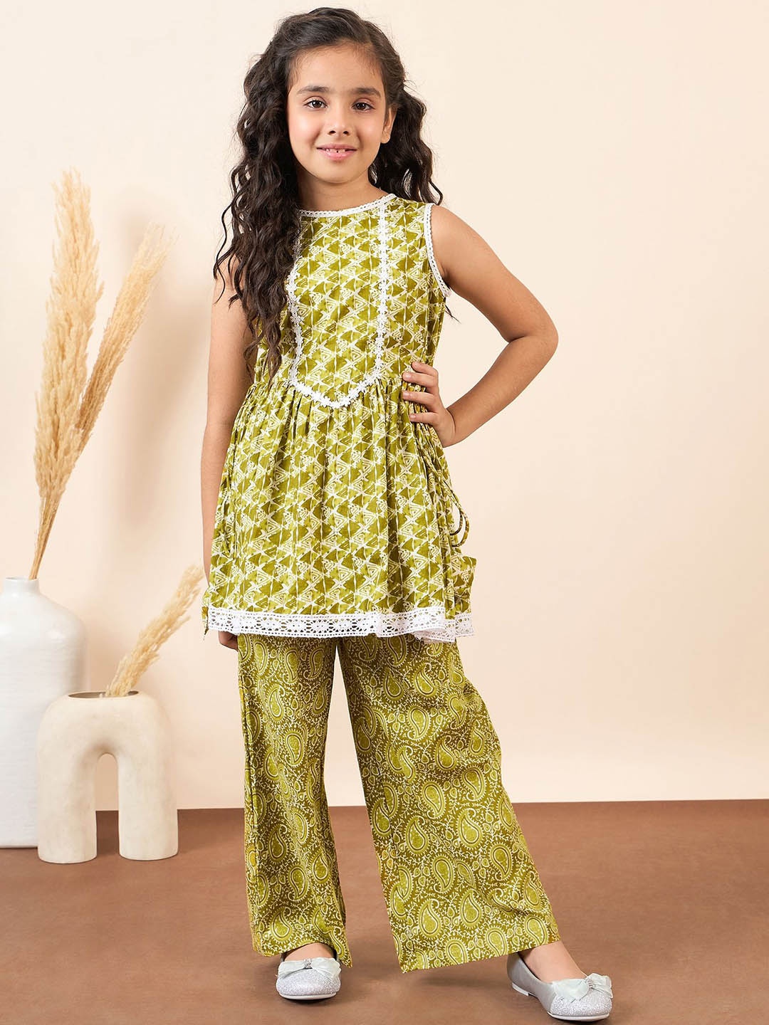 

Stylo Bug Girls Floral Printed Regular Pure Cotton Kurti With Palazzos, Green