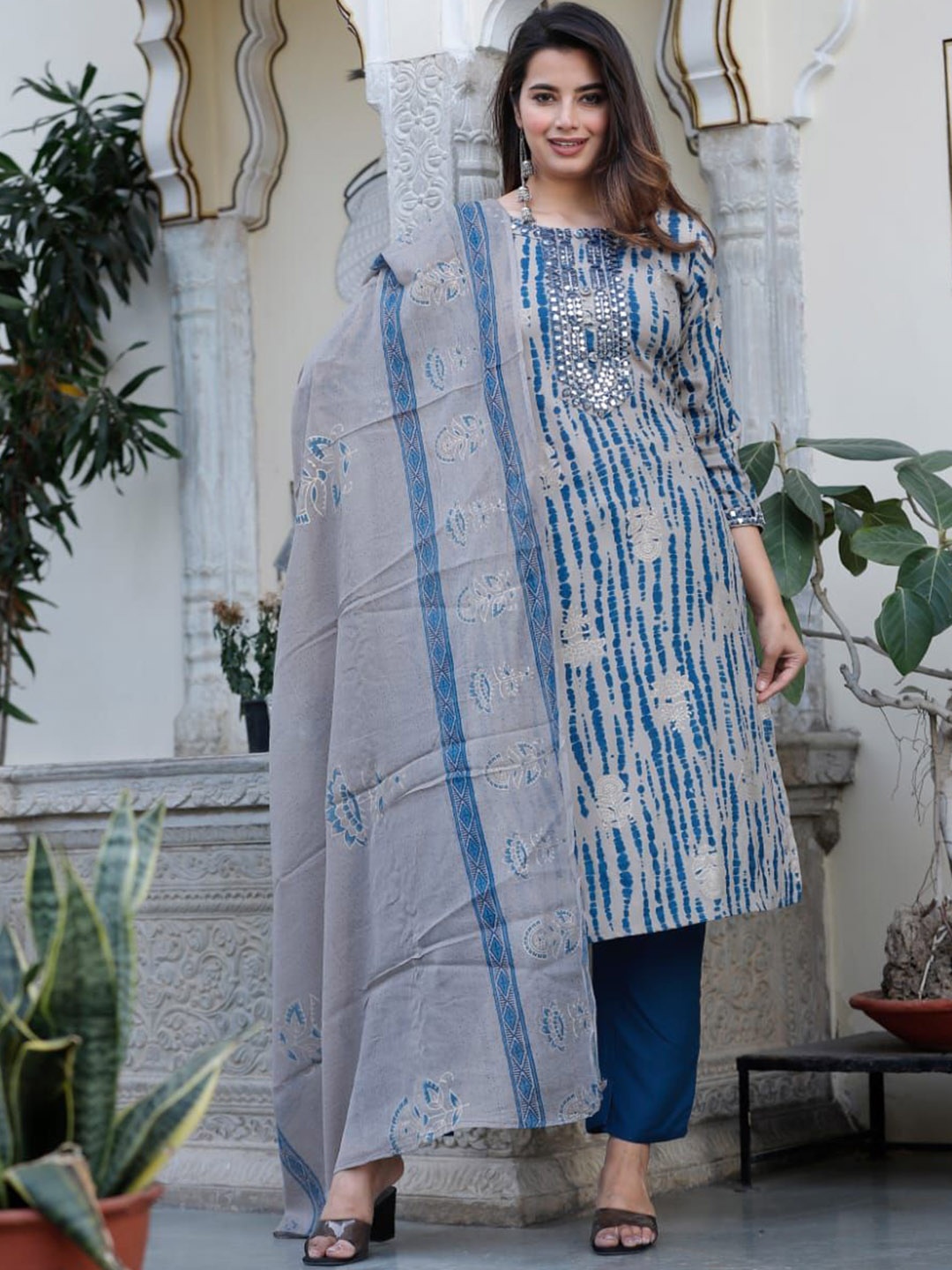 

VYKOO Tie & Dye Mirror Work Straight Kurta with Trousers & Dupatta, Blue