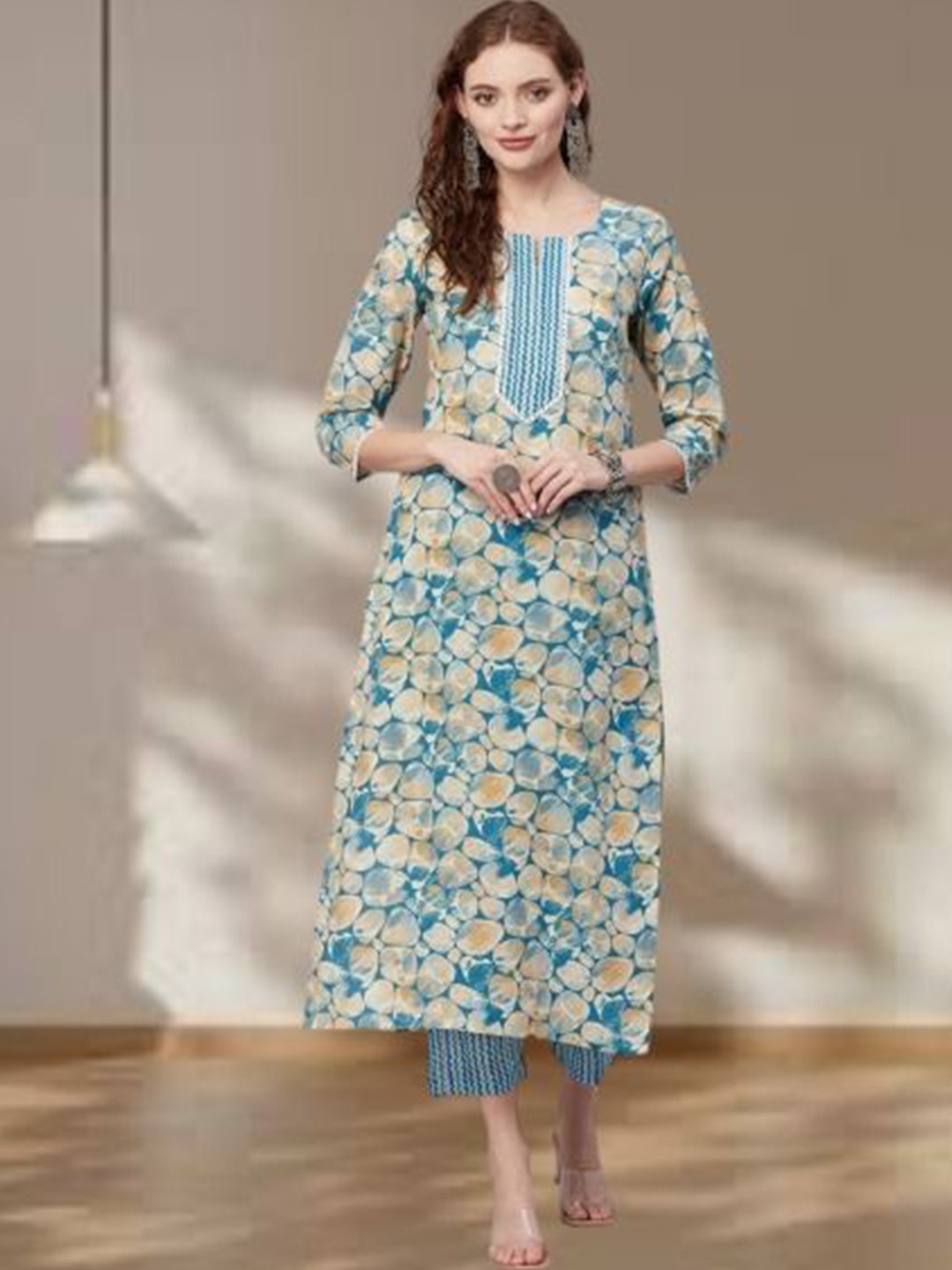 

HETVI CREATION Geometric Printed Round Neck Straight Kurta With Trouser, Blue