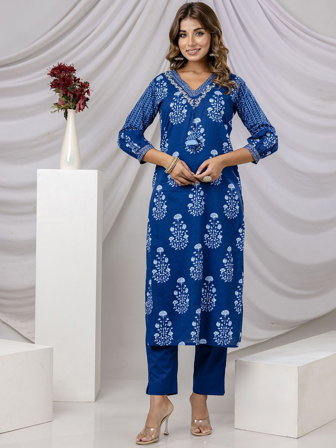 

Meena Bazaar Ethnic Motifs Printed Zari Regular Straight Kurta with Trousers, Navy blue