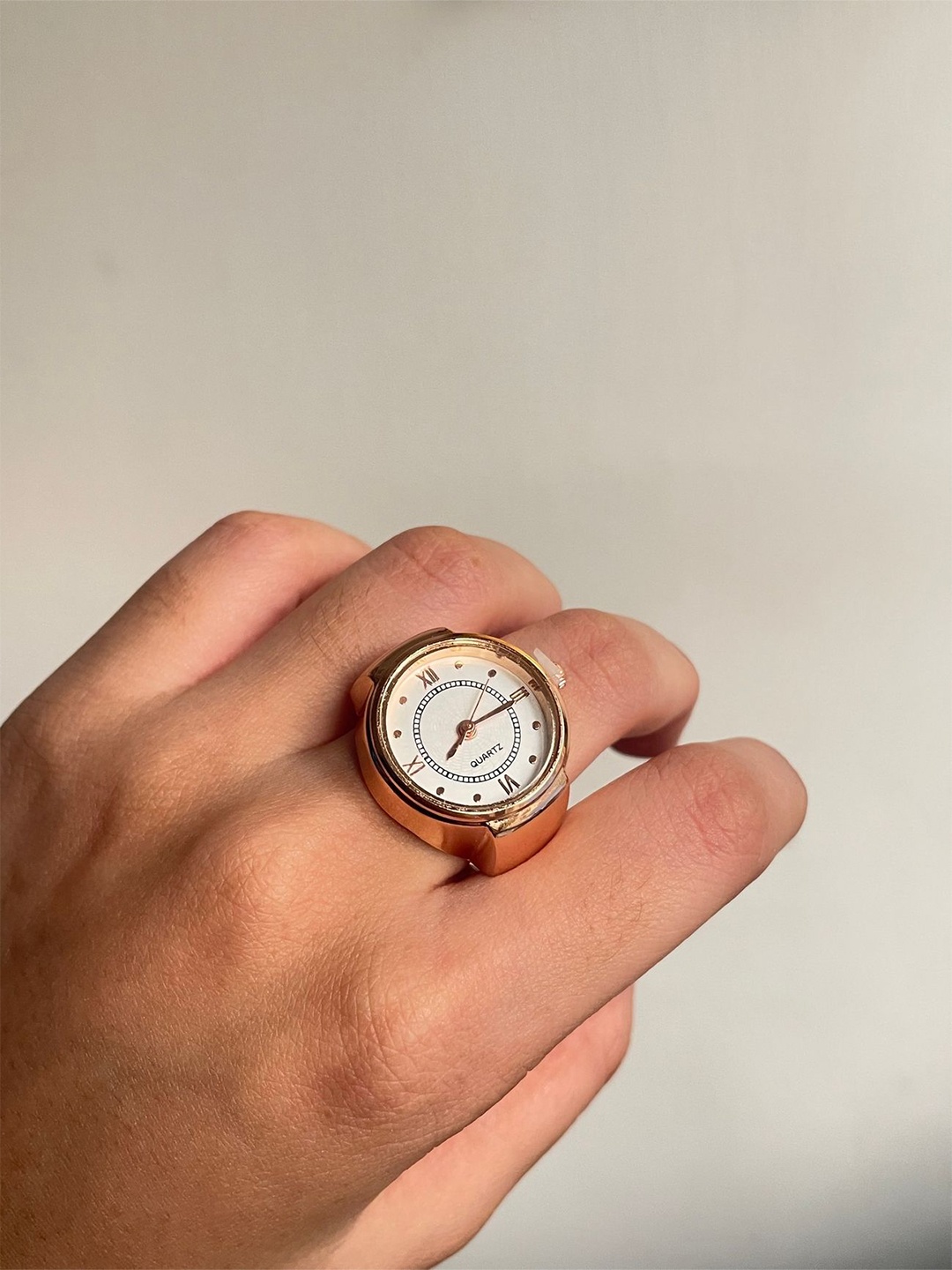 

ISHKAARA Rose Gold-Plated Dial Analog Stretchable Watch Finger Ring