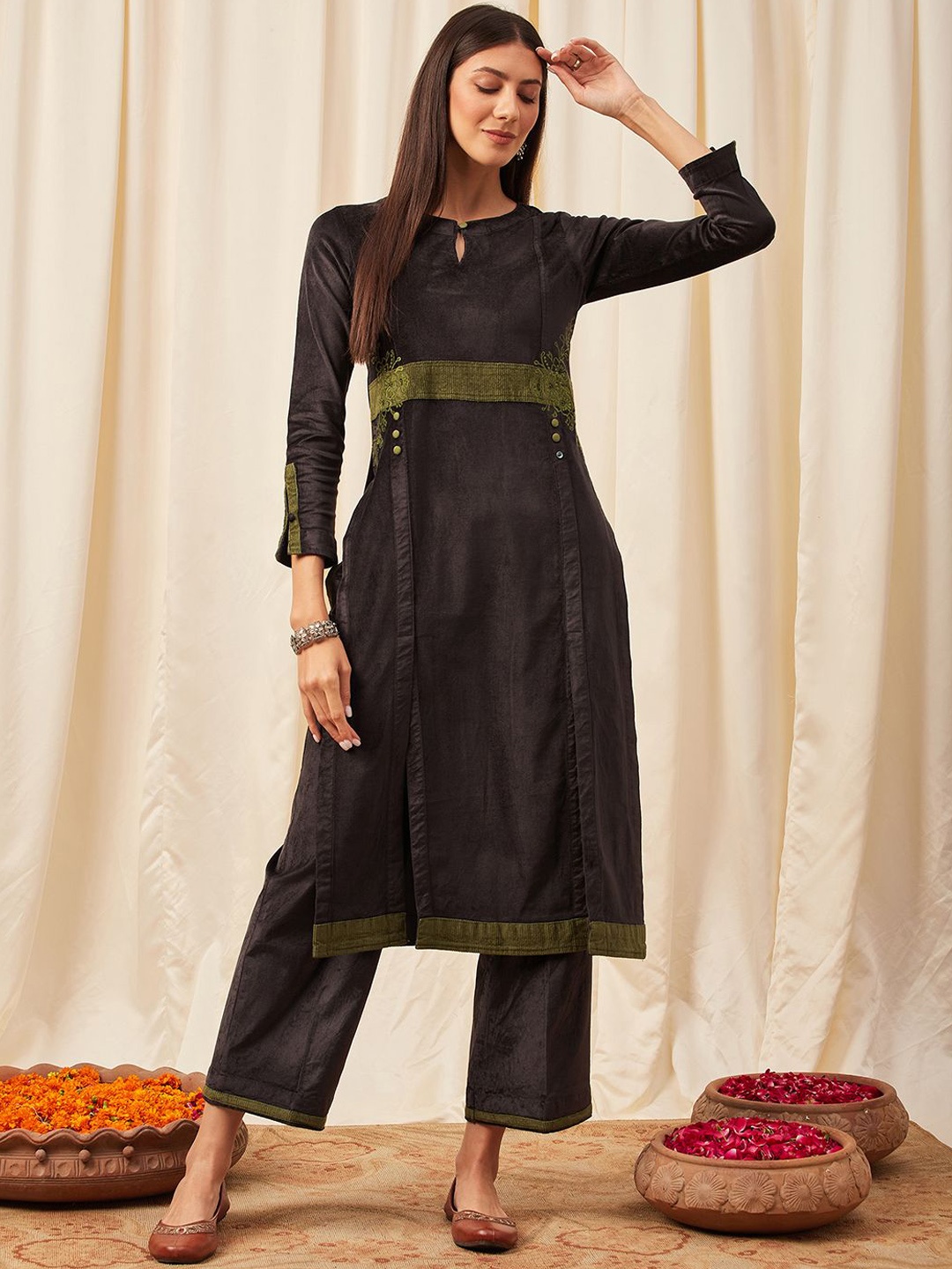 

STADO Woven Design Keyhole Neck Velvet Straight Kurta with Trousers, Grey